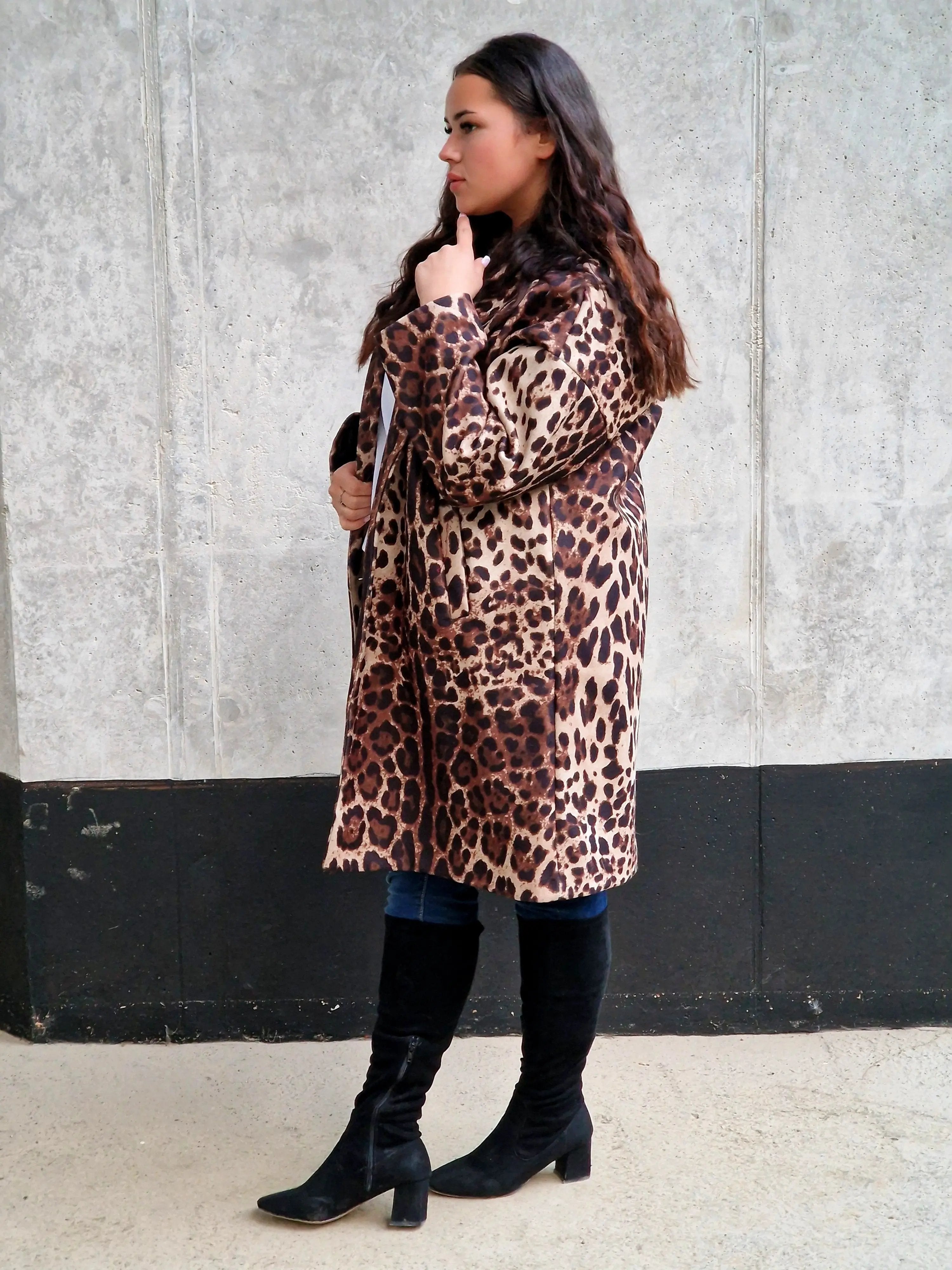 Stylowy płaszcz damski w panterkę – elegancja z odrobiną dzikości Stylowa XL
