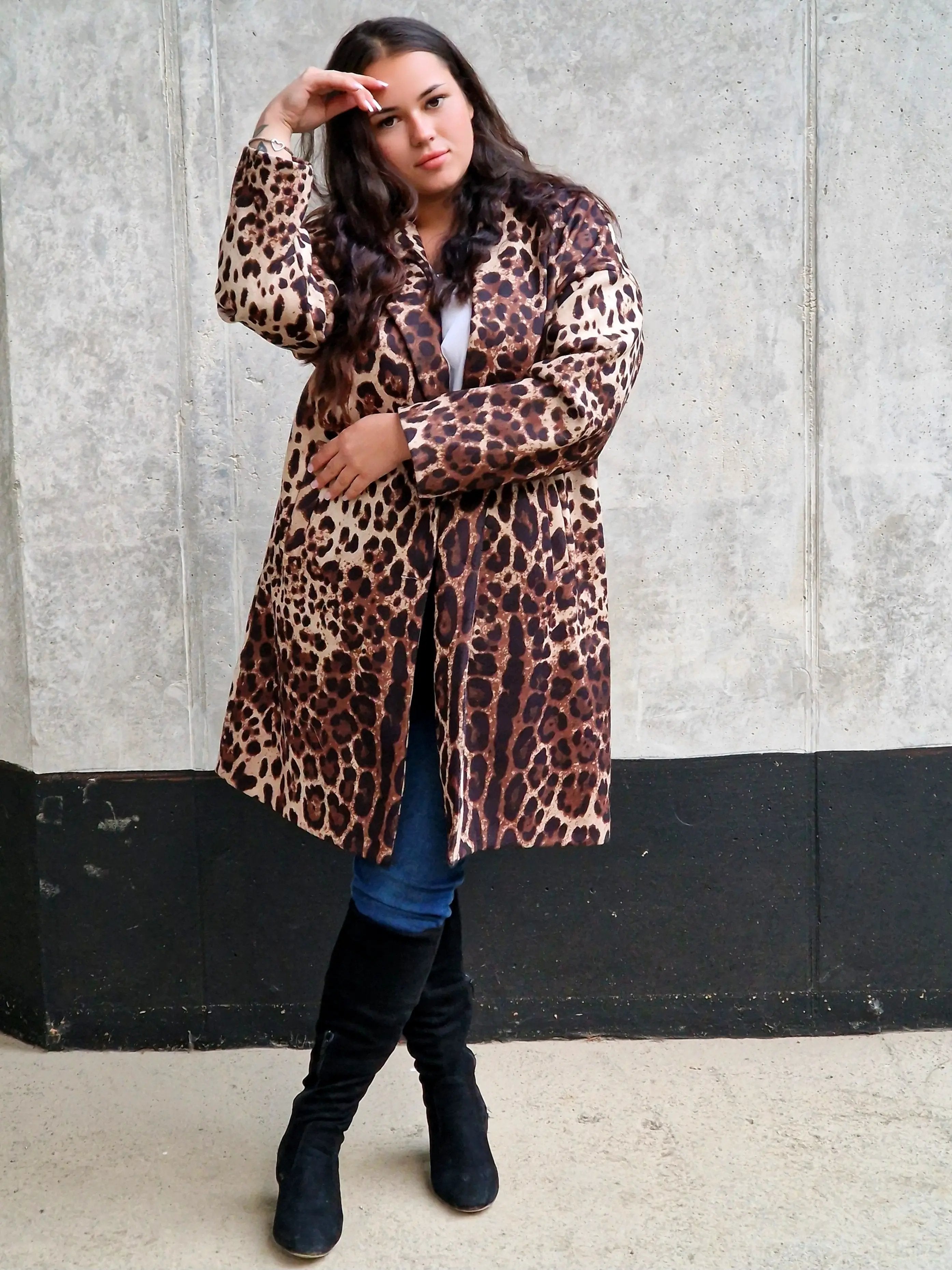 Stylowy płaszcz damski w panterkę – elegancja z odrobiną dzikości Stylowa XL