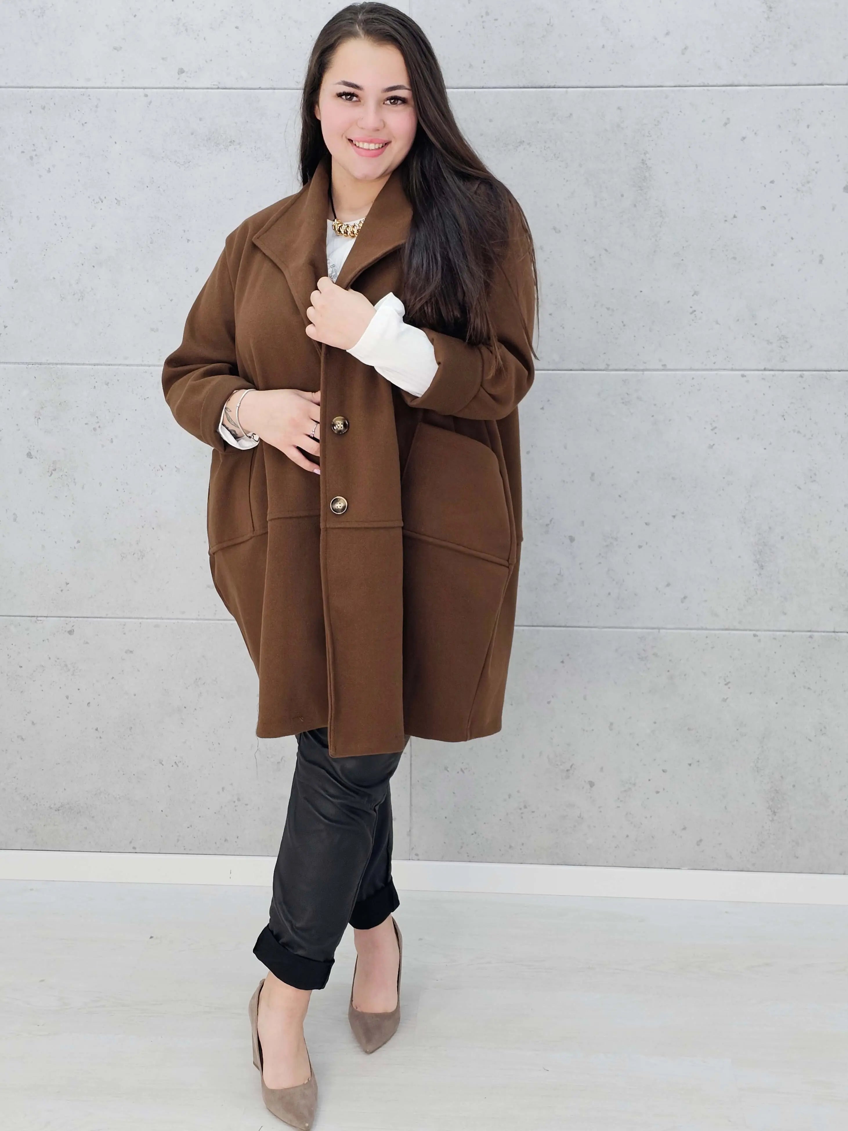 Stylowy płaszcz plus size – elegancki, ciepły i wygodny model XXL na chłodniejsze dni Stylowa XL