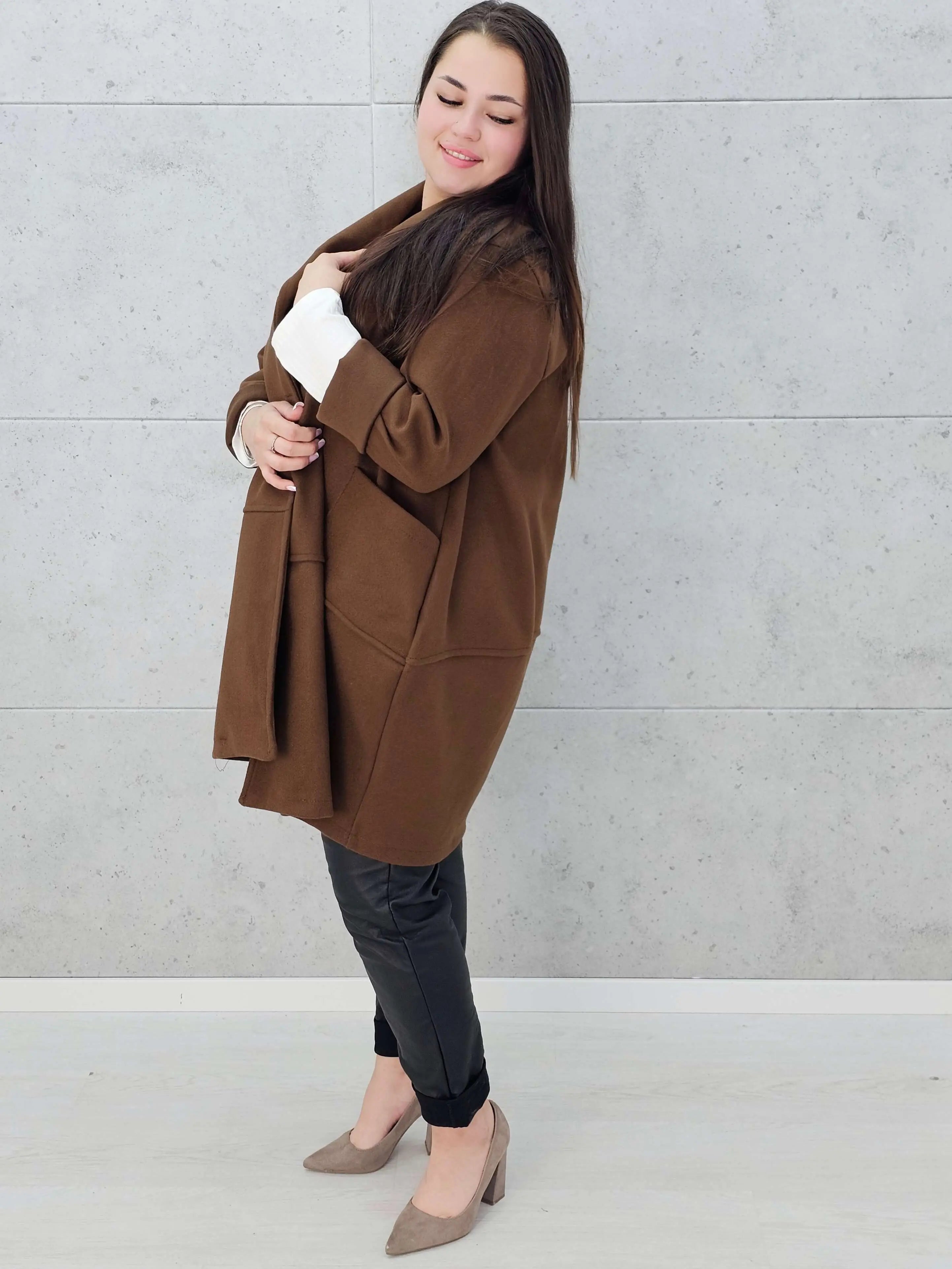 Stylowy płaszcz plus size – elegancki, ciepły i wygodny model XXL na chłodniejsze dni Stylowa XL