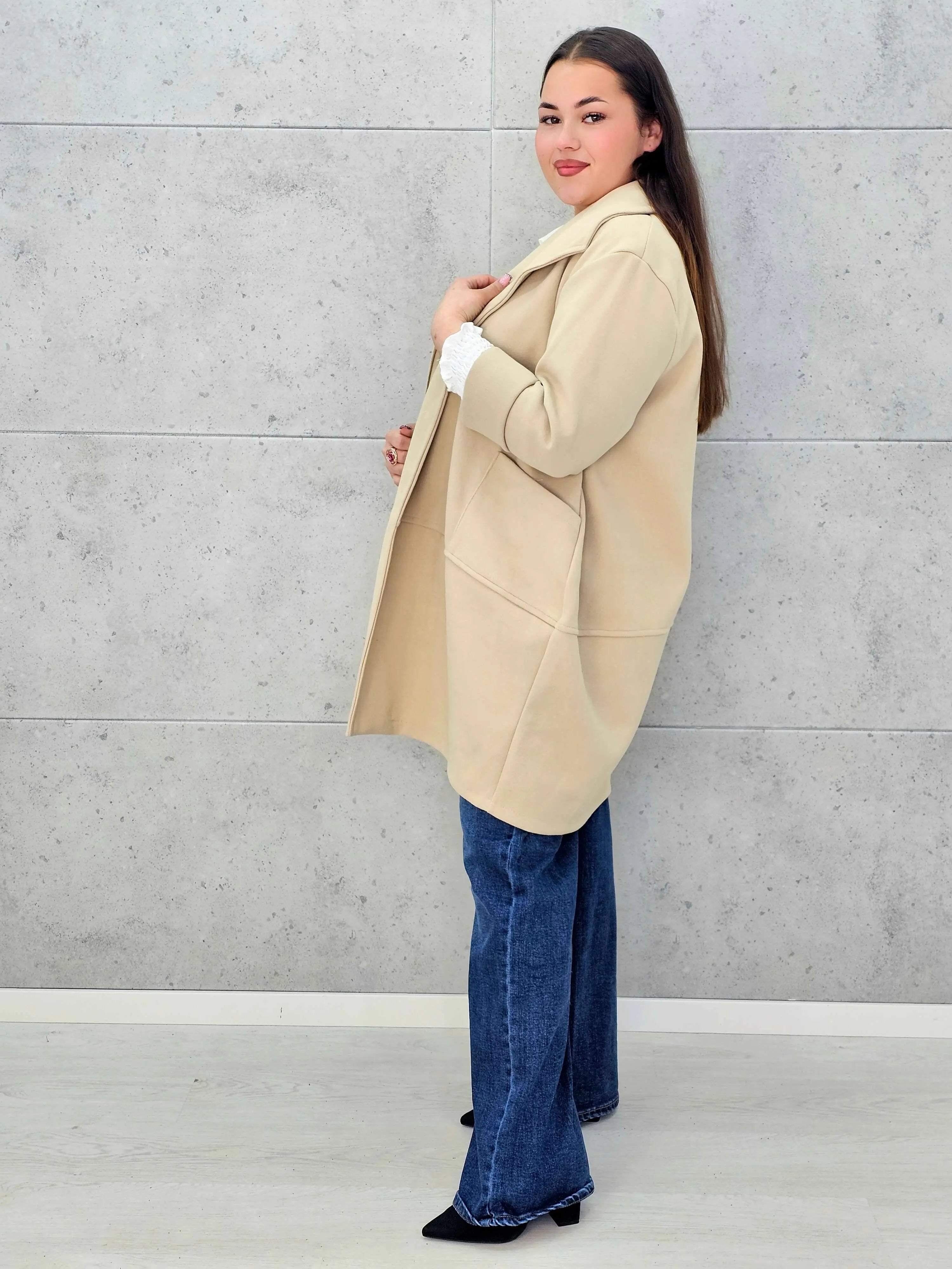 Stylowy płaszcz plus size – elegancki, ciepły i wygodny model XXL na chłodniejsze dni Stylowa XL