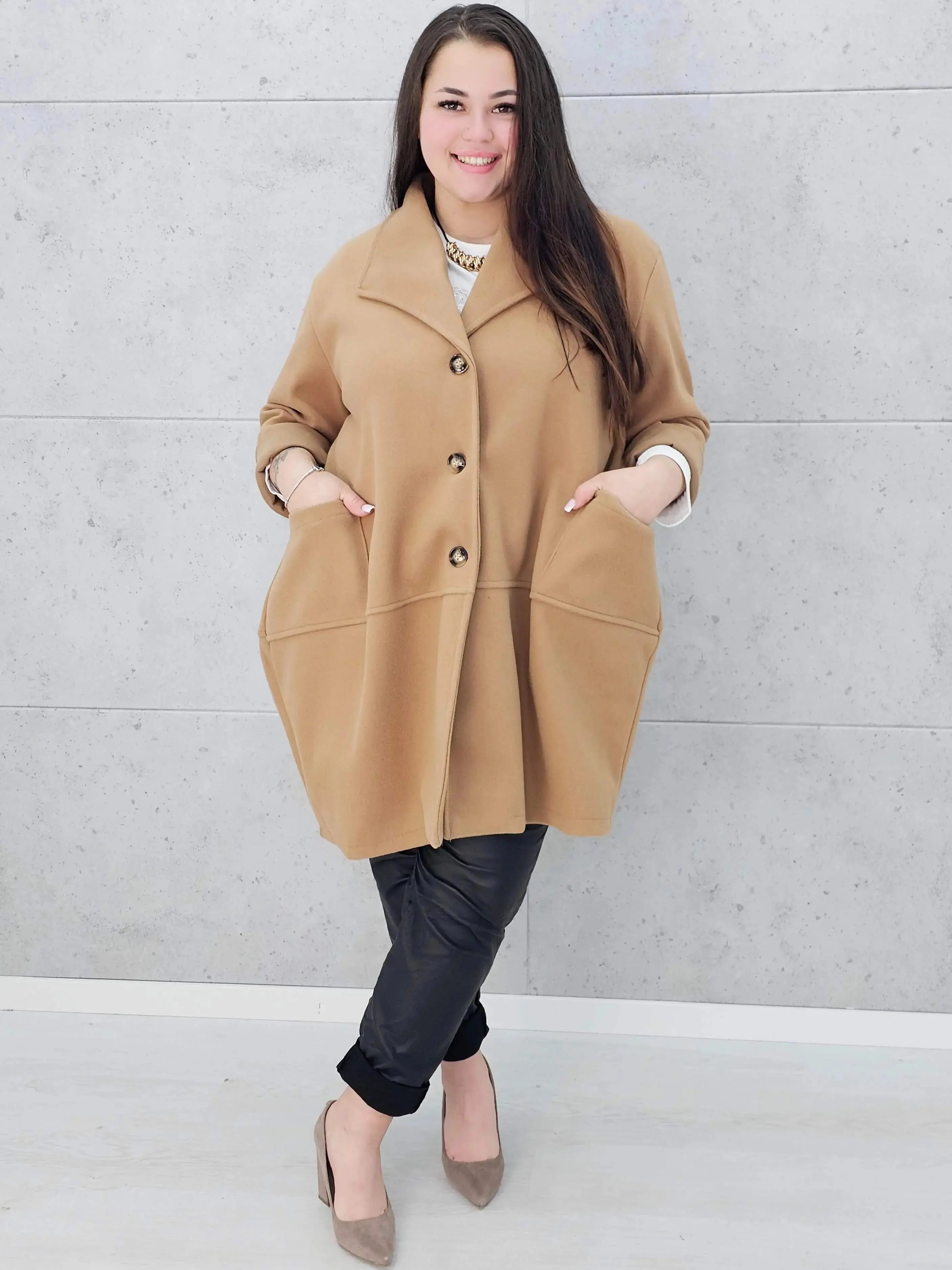 Stylowy płaszcz plus size – elegancki, ciepły i wygodny model XXL na chłodniejsze dni Stylowa XL