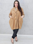 Stylowy płaszcz plus size – elegancki, ciepły i wygodny model XXL na chłodniejsze dni Stylowa XL