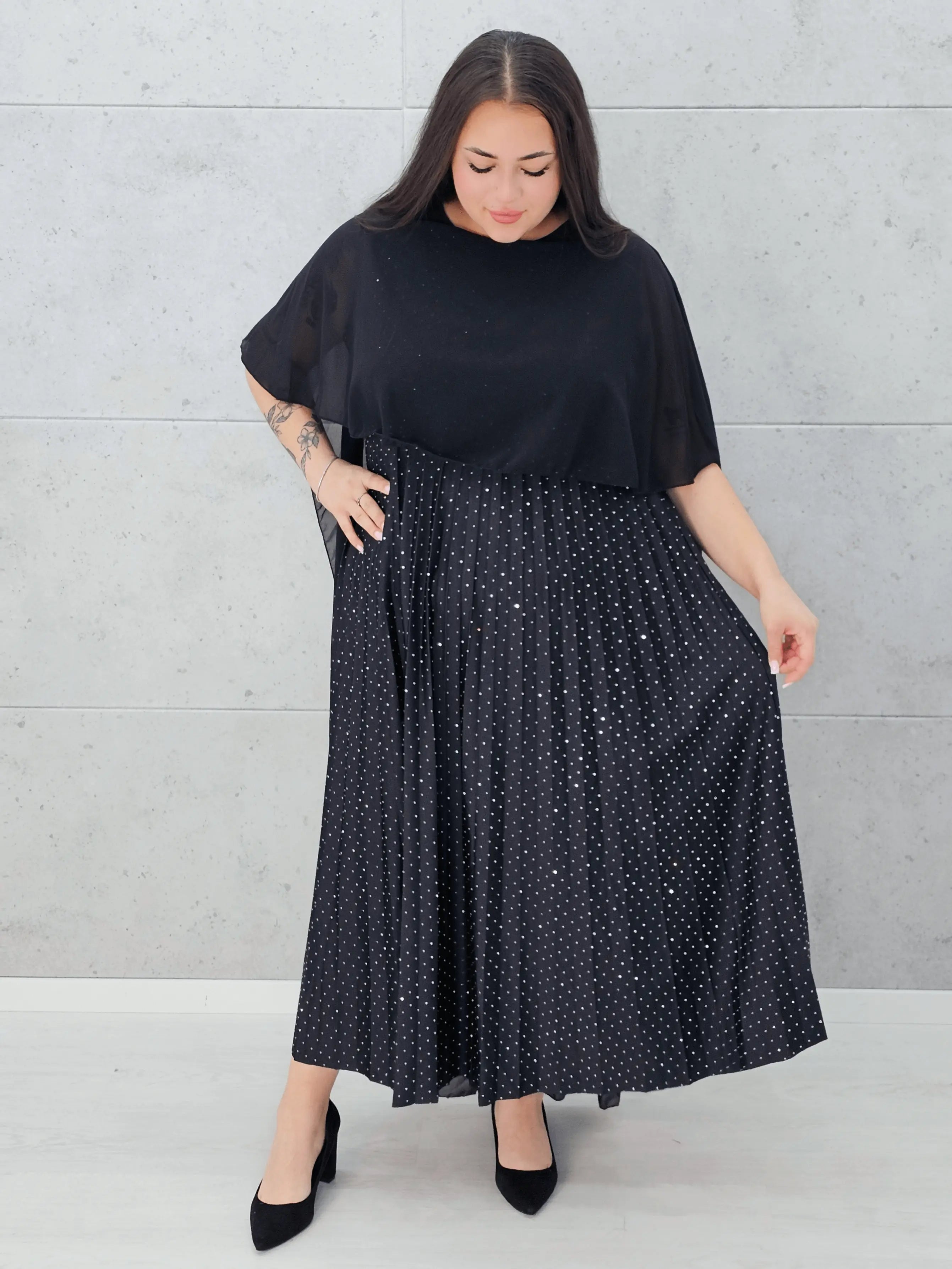 Sukienka Plus Size Z Peleryną I Plisowanym Dołem Elegancka Stylowa XL