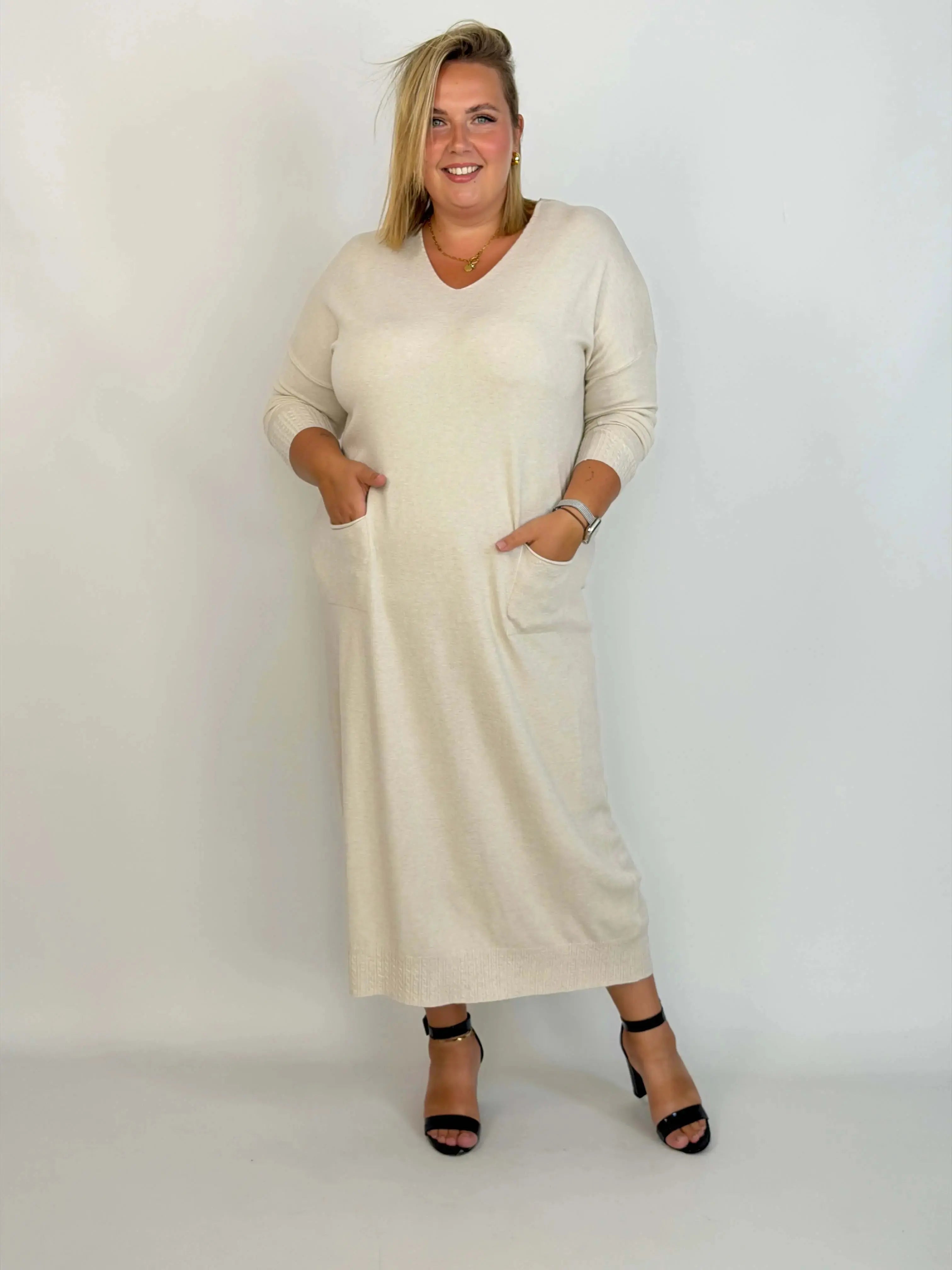 Sukienka Plus Size maxi z kieszeniami – kobieca wygoda w pięknym wydaniu Stylowa XL