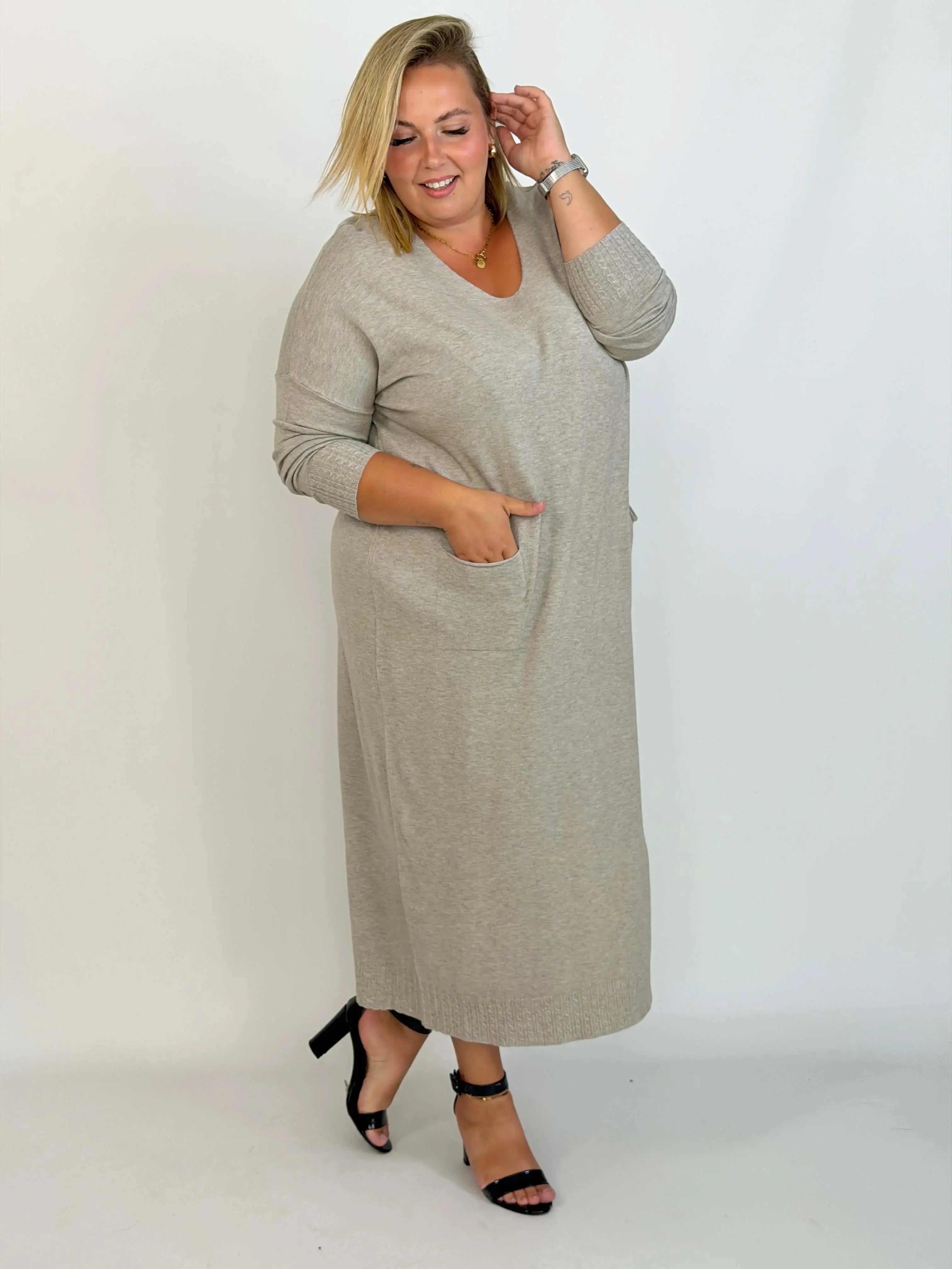 Sukienka Plus Size maxi z kieszeniami – kobieca wygoda w pięknym wydaniu Stylowa XL