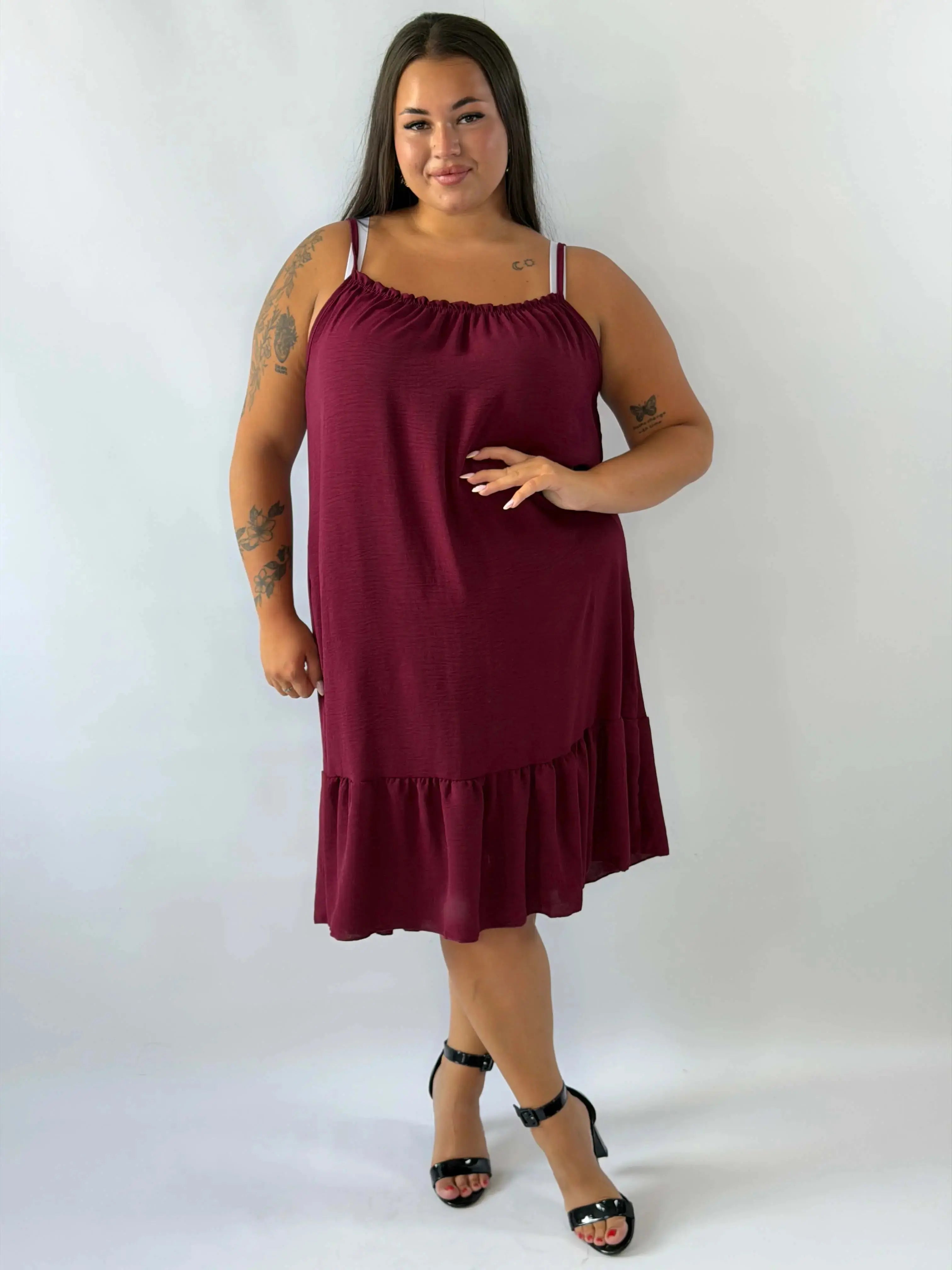 Sukienka Plus Size na ramiączkach z falbaną – lekka i kobieca Stylowa XL