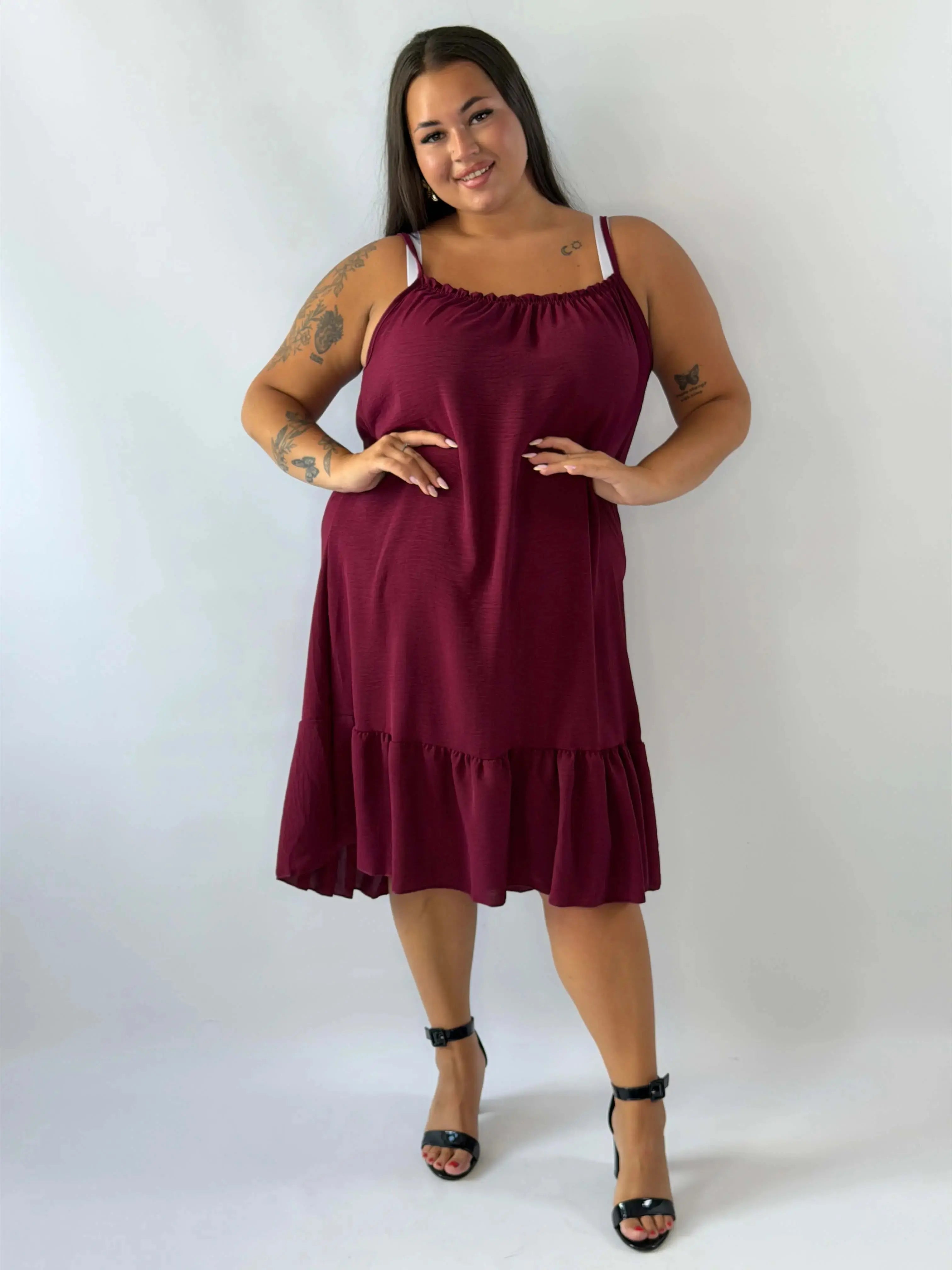 Sukienka Plus Size na ramiączkach z falbaną – lekka i kobieca Stylowa XL