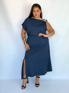 Sukienka Plus Size z Ozdobną Broszką – Elegancka Sukienka Damska XXL Stylowa XL