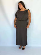 Sukienka Plus Size z Ozdobną Broszką – Elegancka Sukienka Damska XXL Stylowa XL
