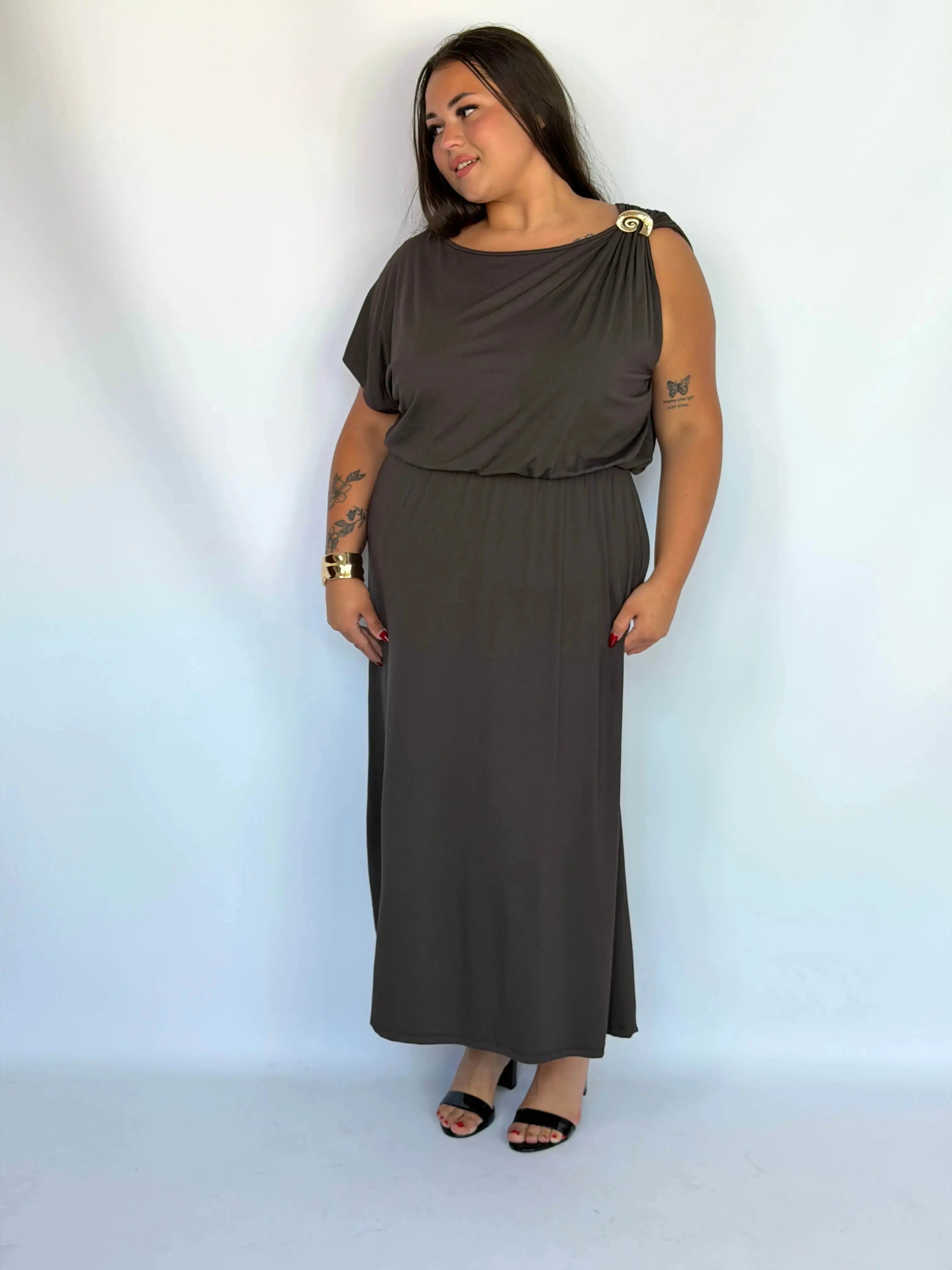 Sukienka Plus Size z Ozdobną Broszką – Elegancka Sukienka Damska XXL Stylowa XL