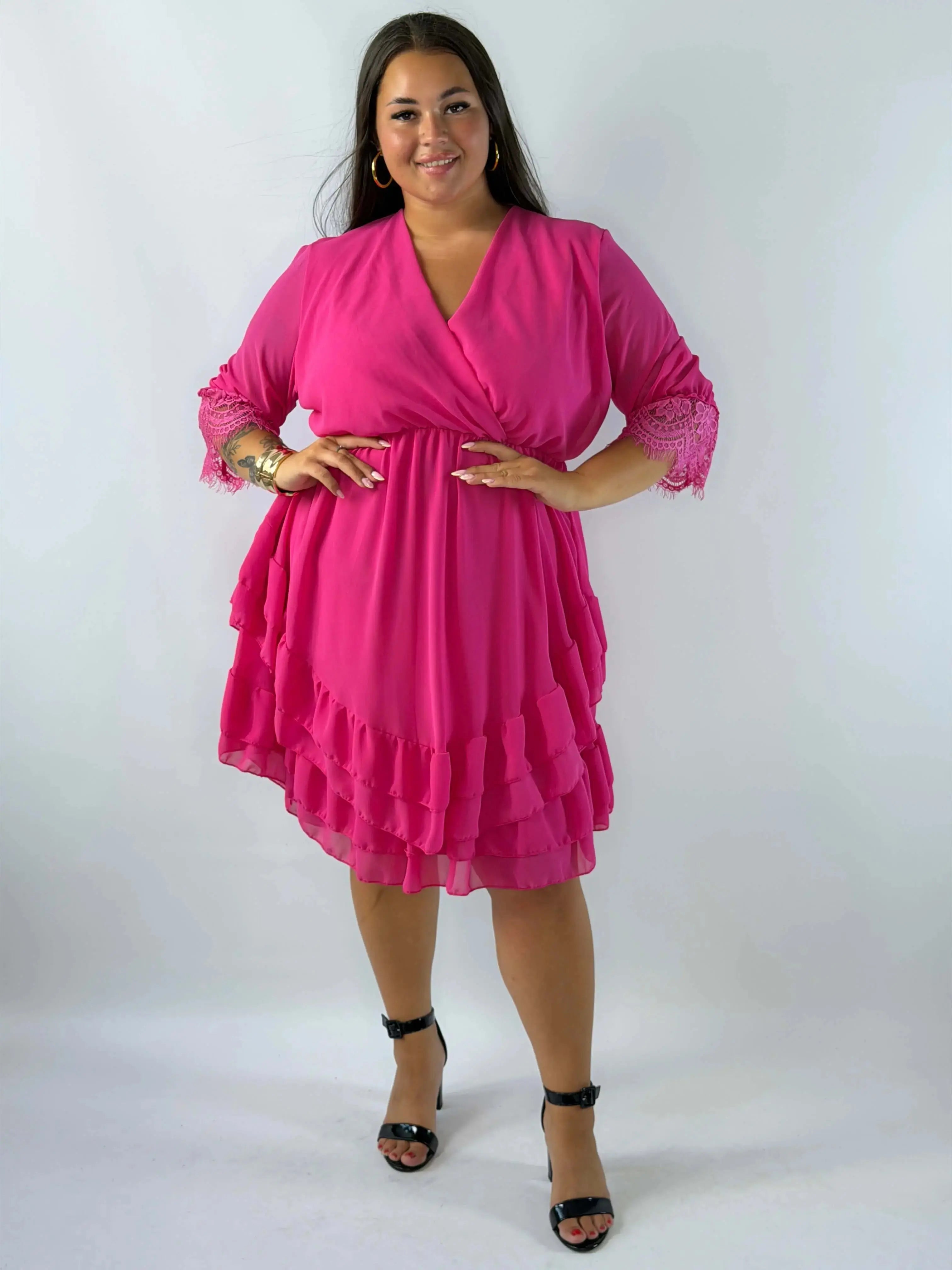 Sukienka Plus Size z kopertowym dekoltem i falbaną – elegancja na każdą okazję Stylowa XL