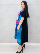 Sukienka StylowaXL z motylem – kolorowa sukienka plus size o asymetrycznym kroju Stylowa XL