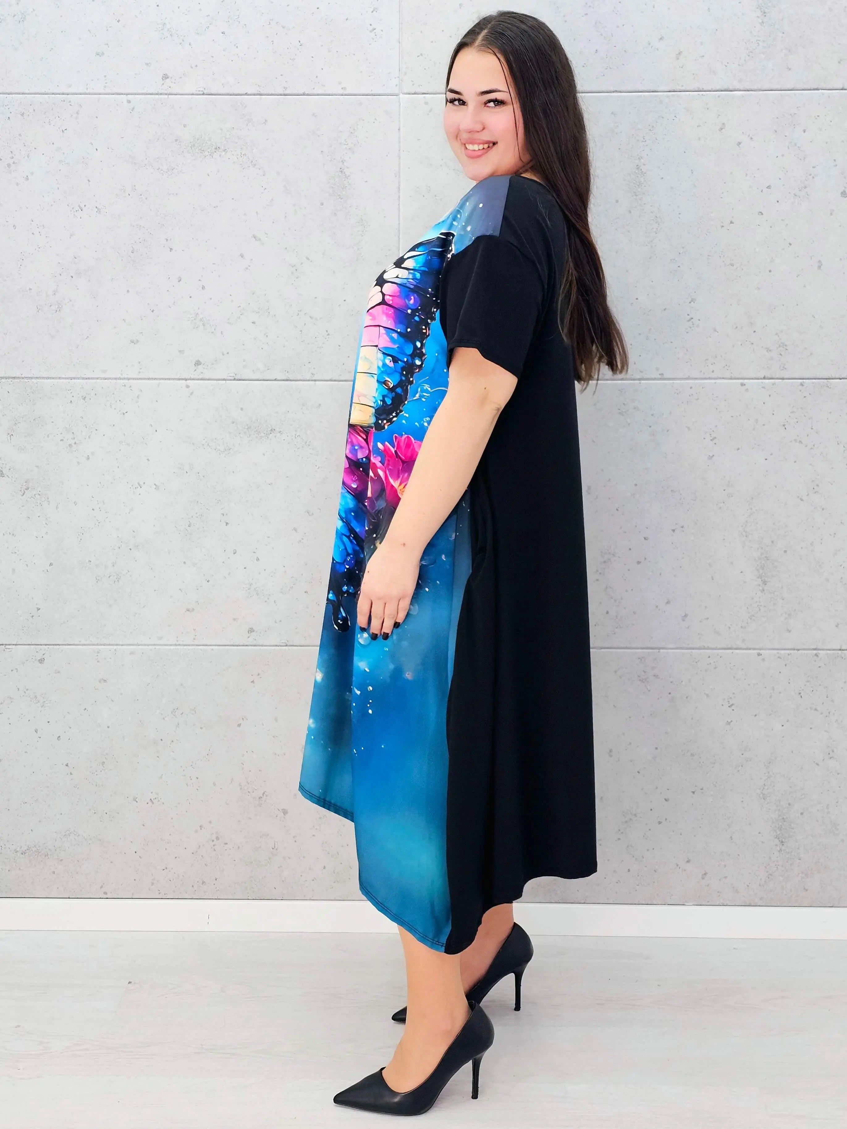 Sukienka StylowaXL z motylem – kolorowa sukienka plus size o asymetrycznym kroju Stylowa XL