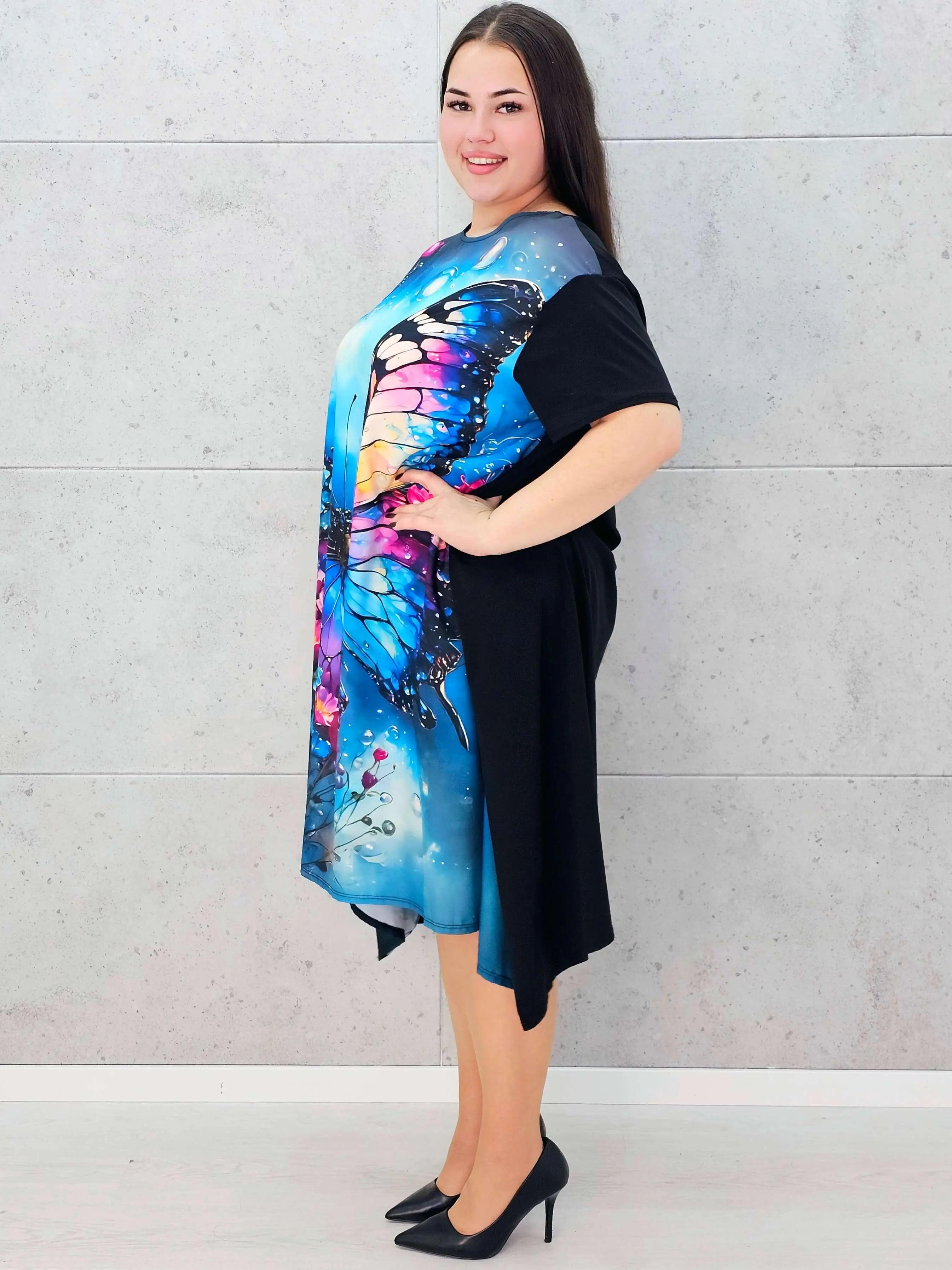 Sukienka StylowaXL z motylem – kolorowa sukienka plus size o asymetrycznym kroju Stylowa XL