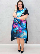 Sukienka StylowaXL z motylem – kolorowa sukienka plus size o asymetrycznym kroju Stylowa XL