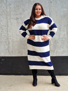 Sukienka Swetrowa w Paski z Ozdobnymi Guzikami Stylowa XL