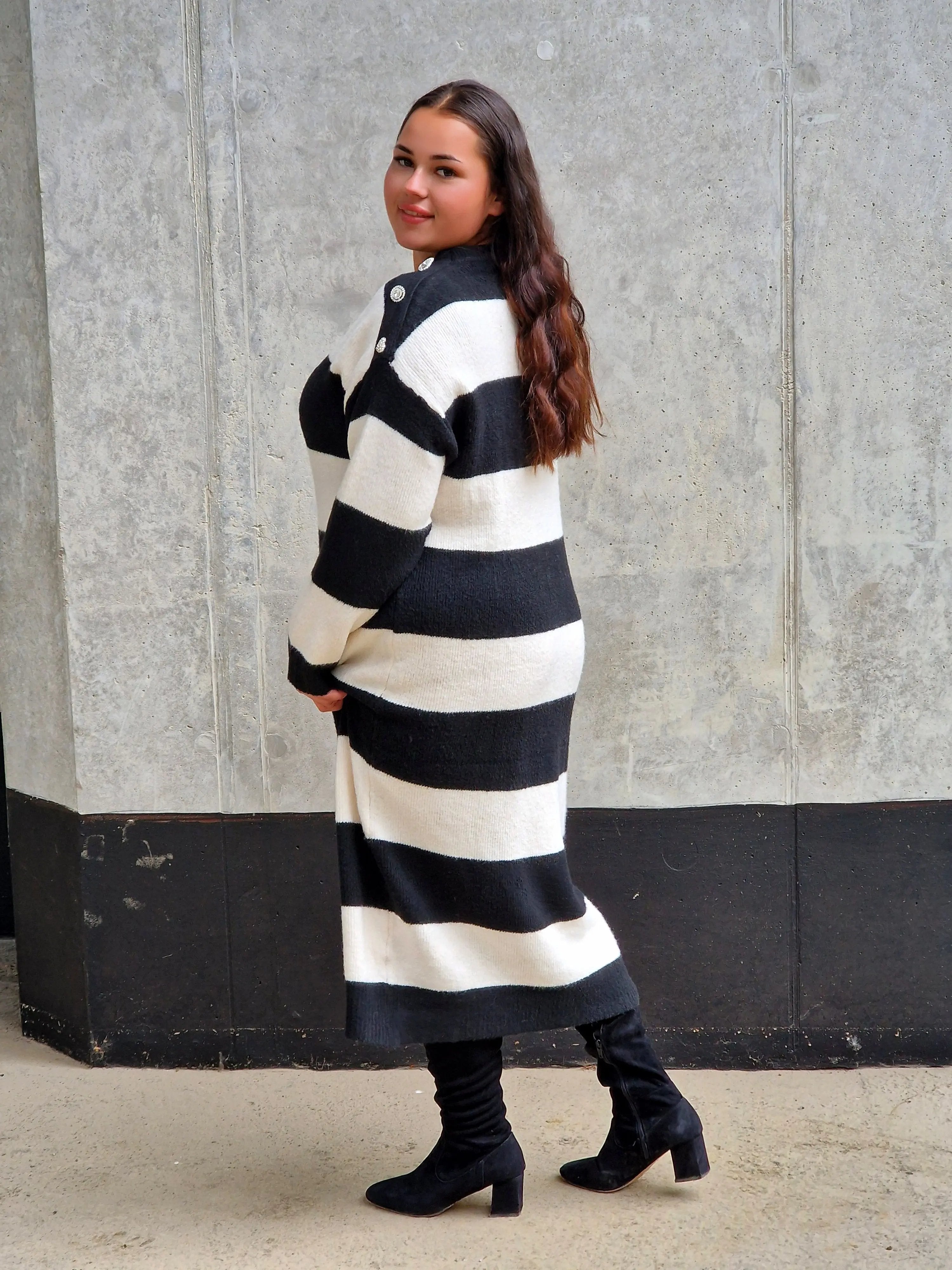 Sukienka Swetrowa w Paski z Ozdobnymi Guzikami Stylowa XL