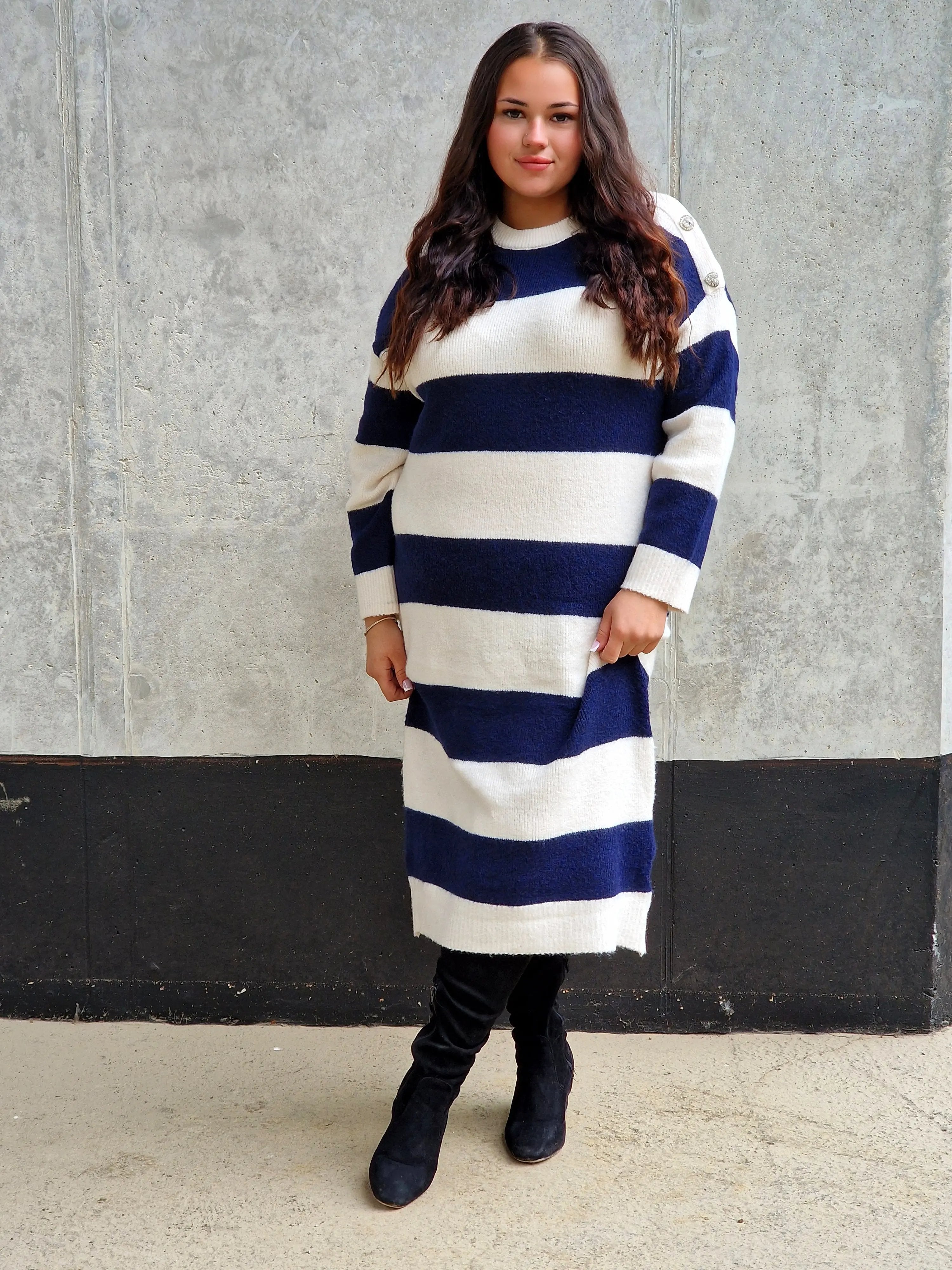 Sukienka Swetrowa w Paski z Ozdobnymi Guzikami Stylowa XL