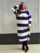 Sukienka Swetrowa w Paski z Ozdobnymi Guzikami Stylowa XL