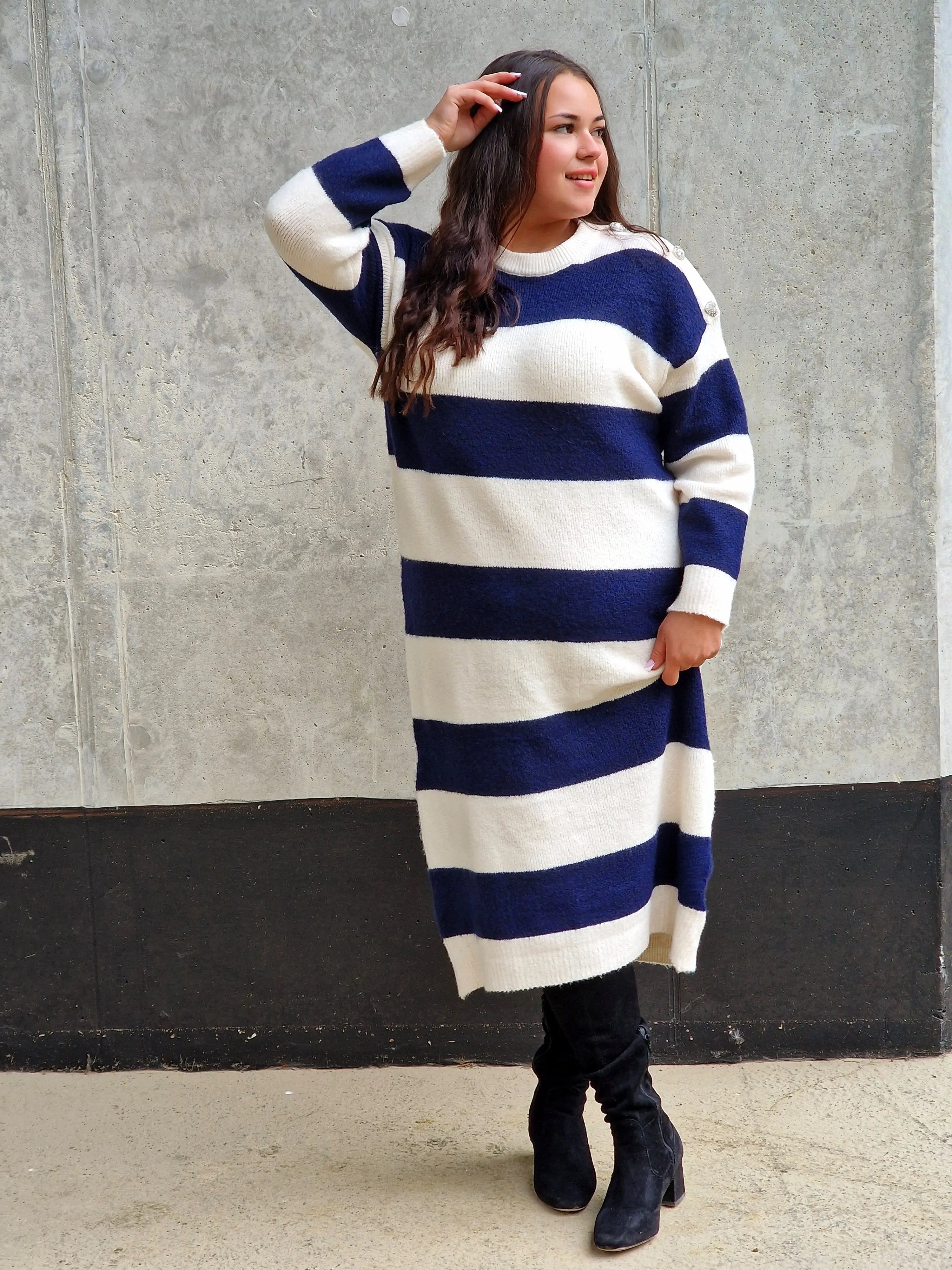 Sukienka Swetrowa w Paski z Ozdobnymi Guzikami Stylowa XL