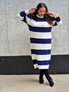 Sukienka Swetrowa w Paski z Ozdobnymi Guzikami Stylowa XL