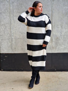 Sukienka Swetrowa w Paski z Ozdobnymi Guzikami Stylowa XL