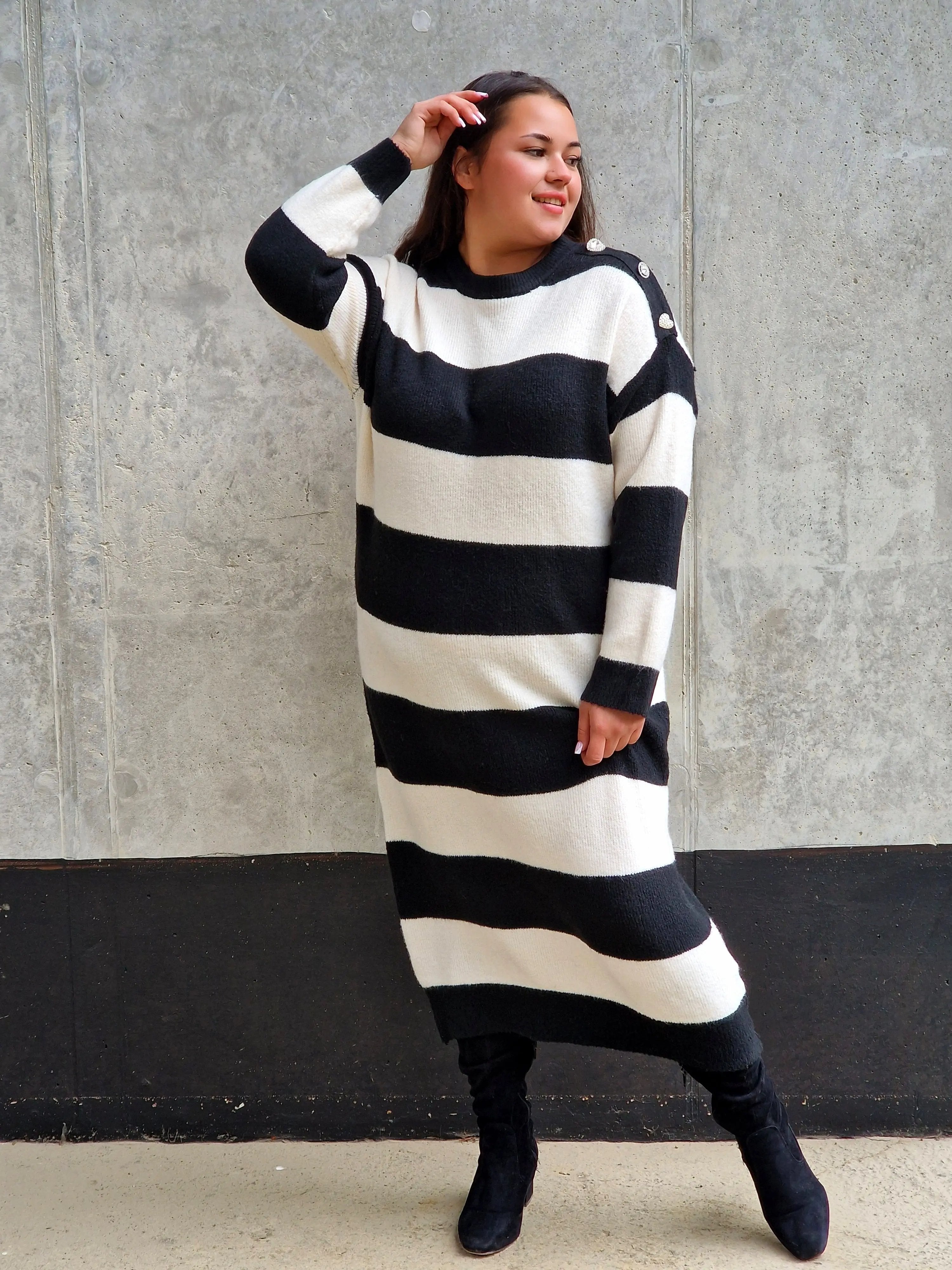 Sukienka Swetrowa w Paski z Ozdobnymi Guzikami Stylowa XL