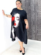 Sukienka asymetryczna z artystycznym nadrukiem Stylowa XL