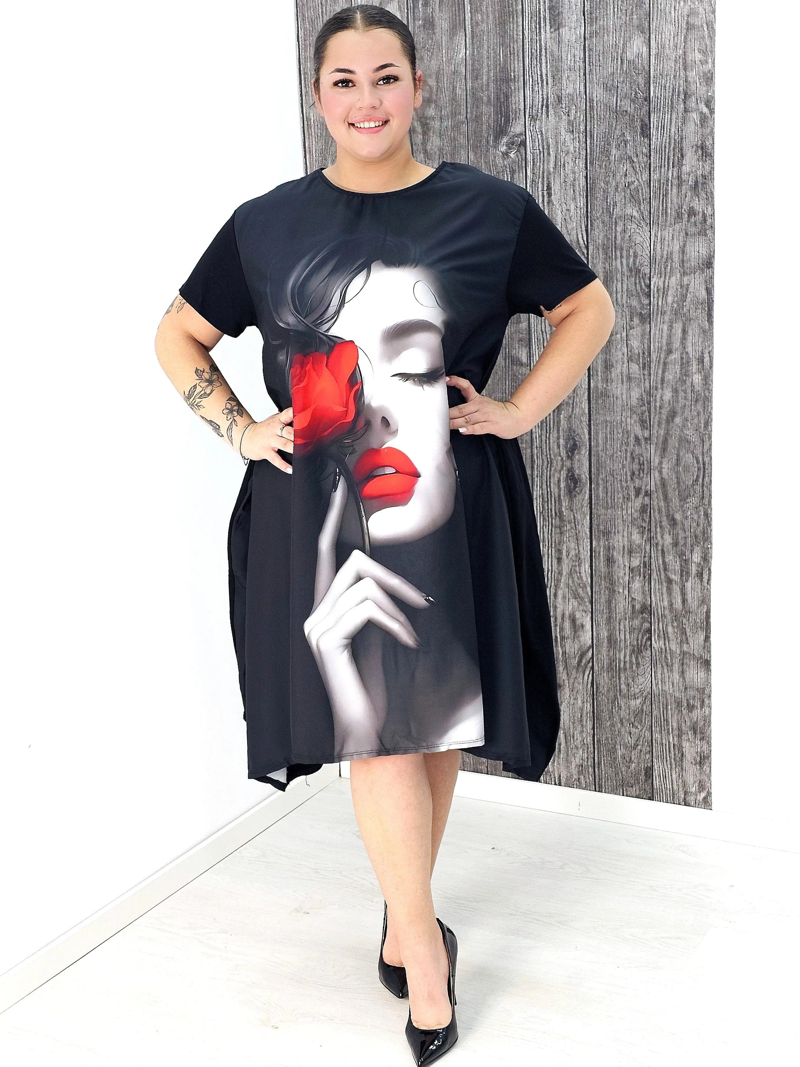 Sukienka asymetryczna z artystycznym nadrukiem Stylowa XL