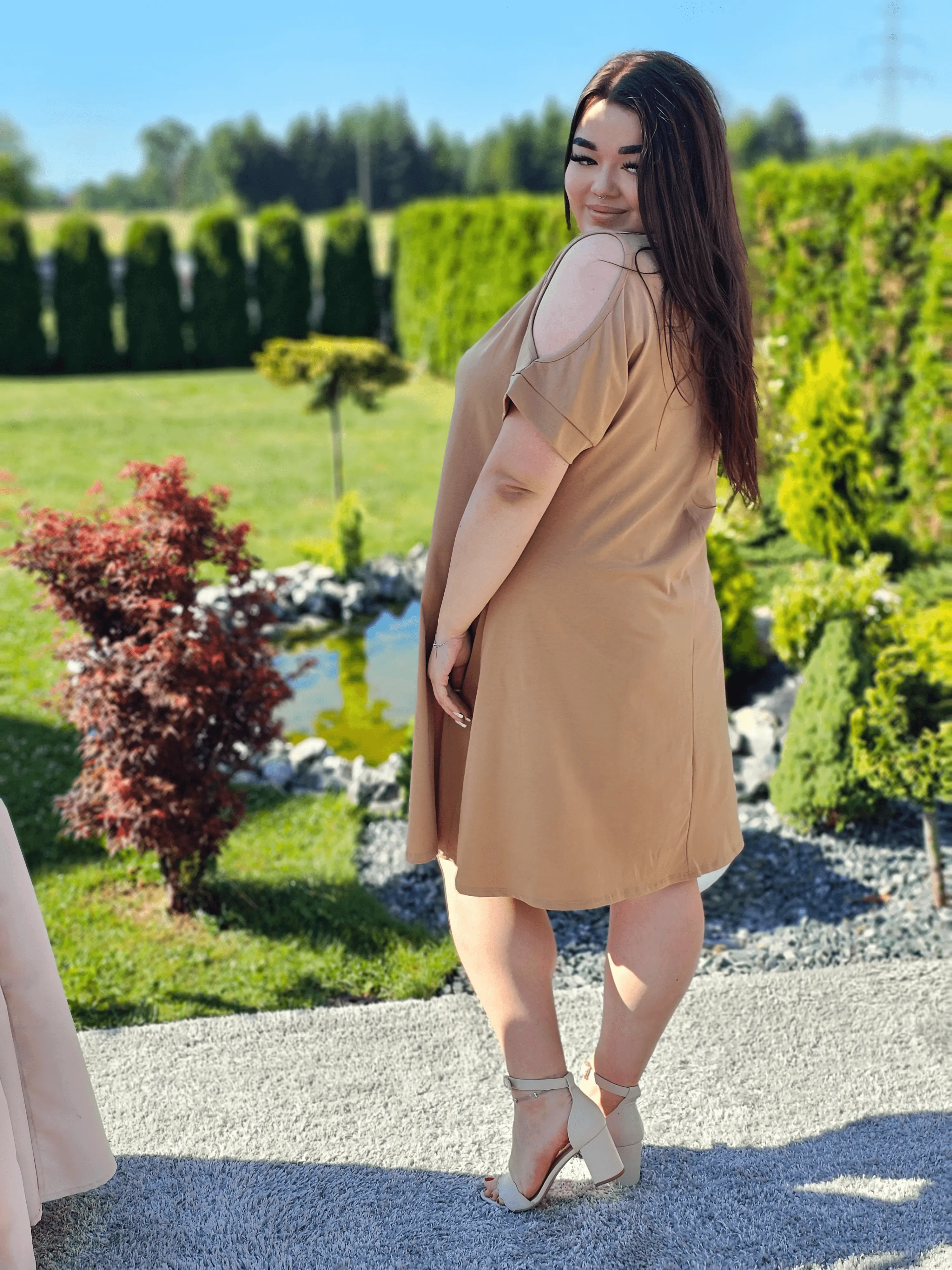 Sukienka basic z wycięciem na ramionach Stylowa XL