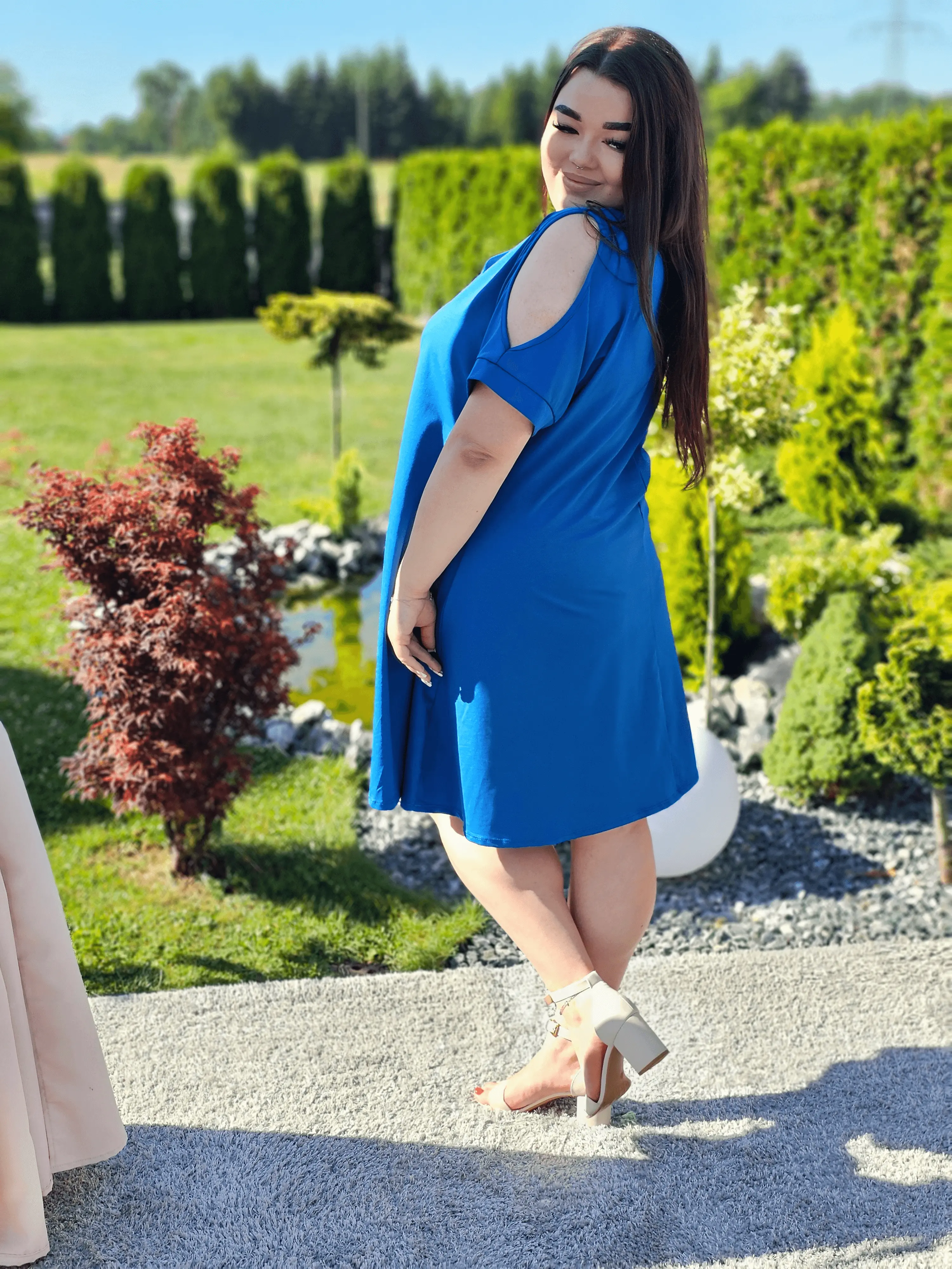 Sukienka basic z wycięciem na ramionach Stylowa XL