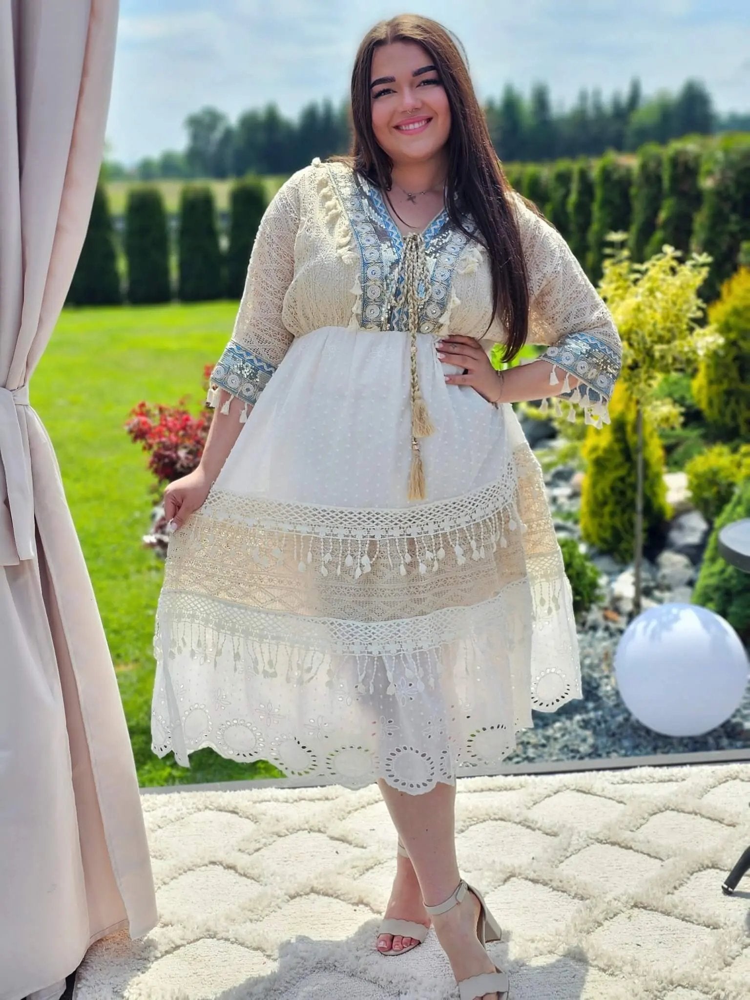 Sukienka boho z haftem i chwostami Stylowa XL