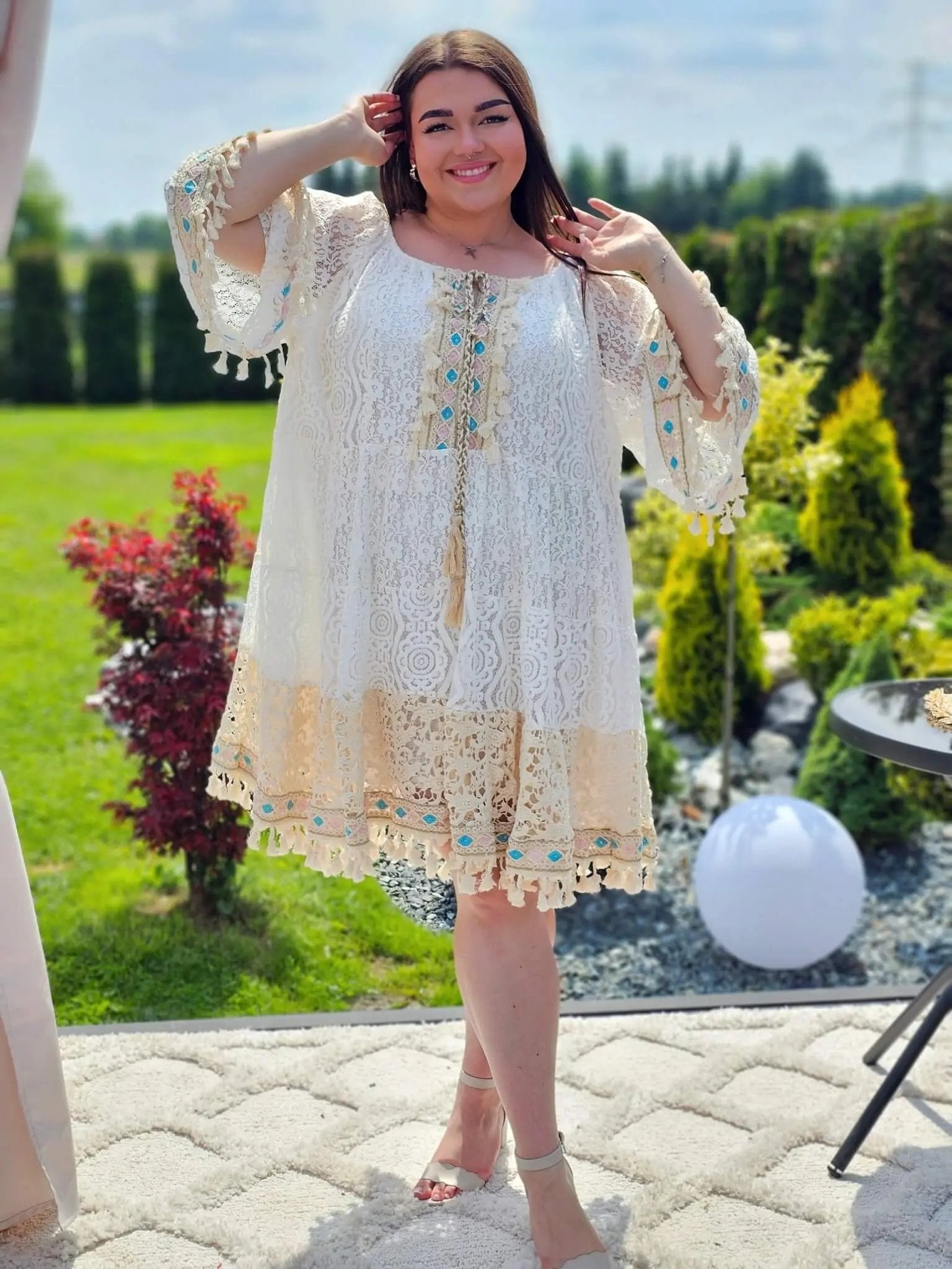 Sukienka boho z koronką i zdobieniami Stylowa XL