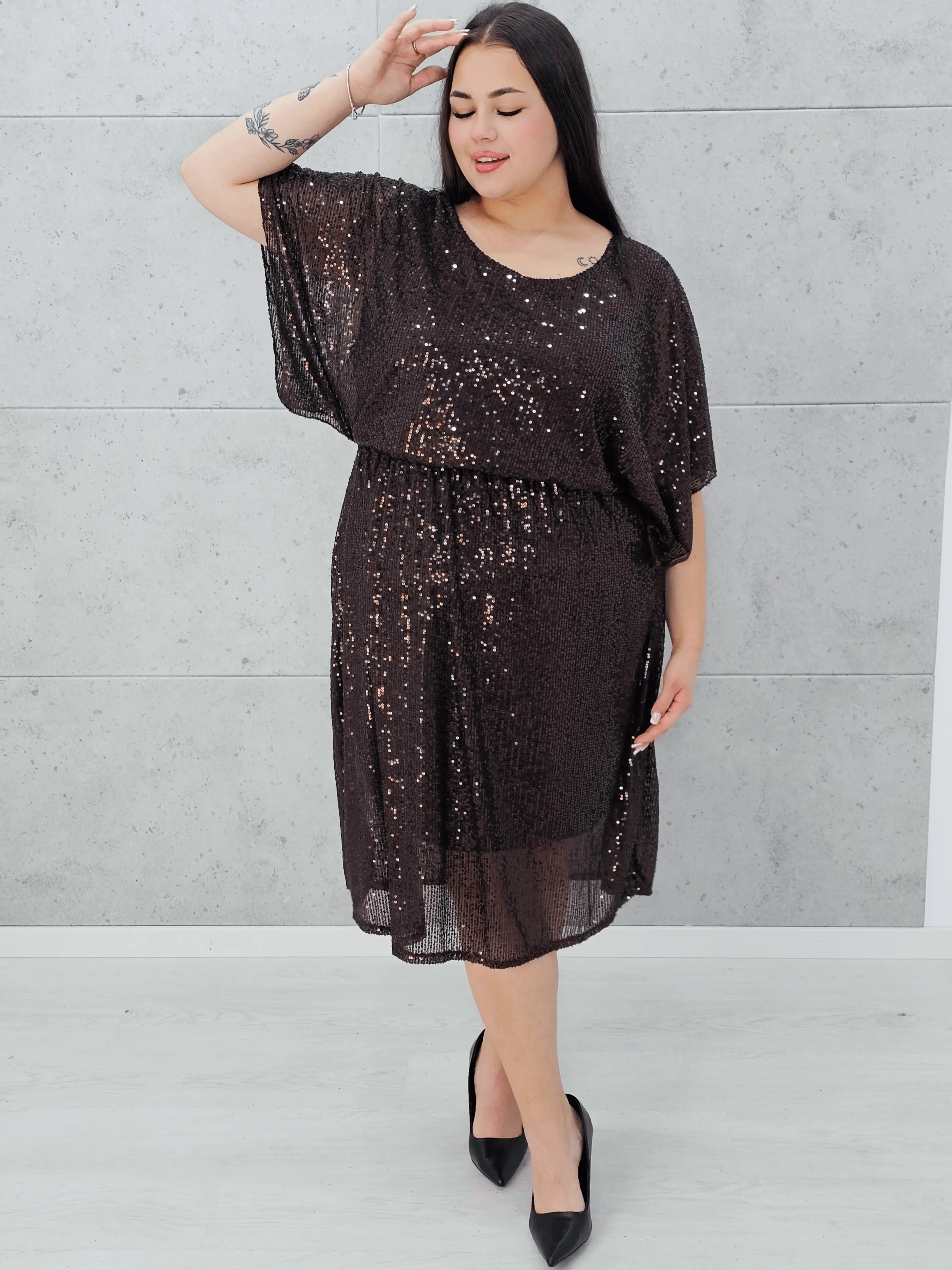 Sukienka cekinowa z połyskiem Stylowa XL