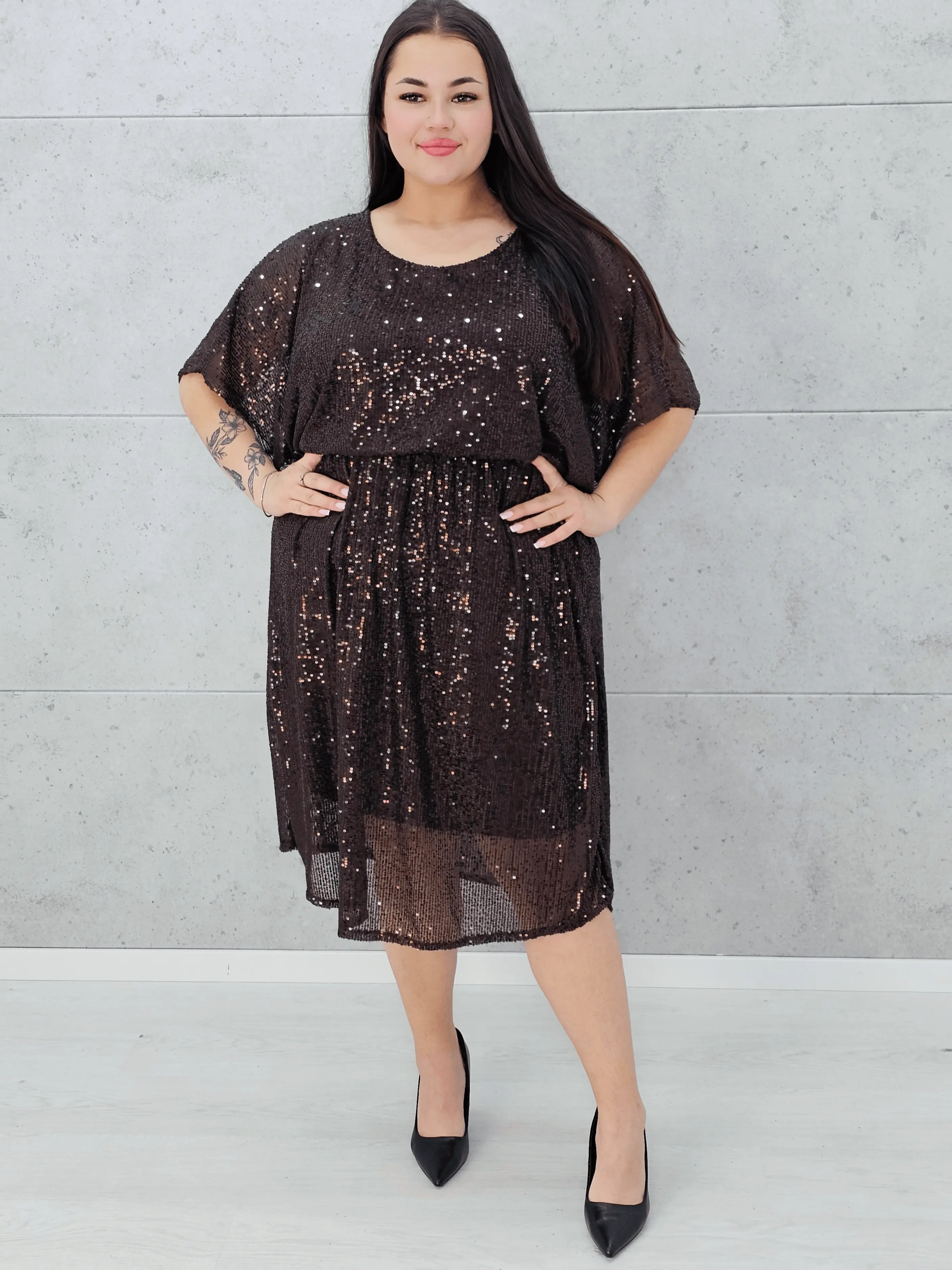 Sukienka cekinowa z połyskiem Stylowa XL