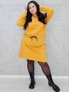 Sukienka dresowa z wiązaniem w talii – moda dla kobiet plus size Stylowa XL