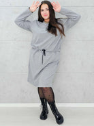 Sukienka dresowa z wiązaniem w talii – moda dla kobiet plus size Stylowa XL