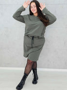 Sukienka dresowa z wiązaniem w talii – moda dla kobiet plus size Stylowa XL