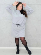 Sukienka dresowa z wiązaniem w talii – moda dla kobiet plus size Stylowa XL