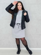 Sukienka dresowa z wiązaniem w talii – moda dla kobiet plus size Stylowa XL