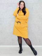 Sukienka dresowa z wiązaniem w talii – moda dla kobiet plus size Stylowa XL