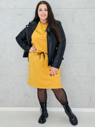 Sukienka dresowa z wiązaniem w talii – moda dla kobiet plus size Stylowa XL