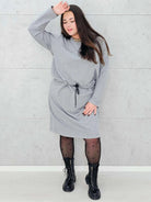 Sukienka dresowa z wiązaniem w talii – moda dla kobiet plus size Stylowa XL