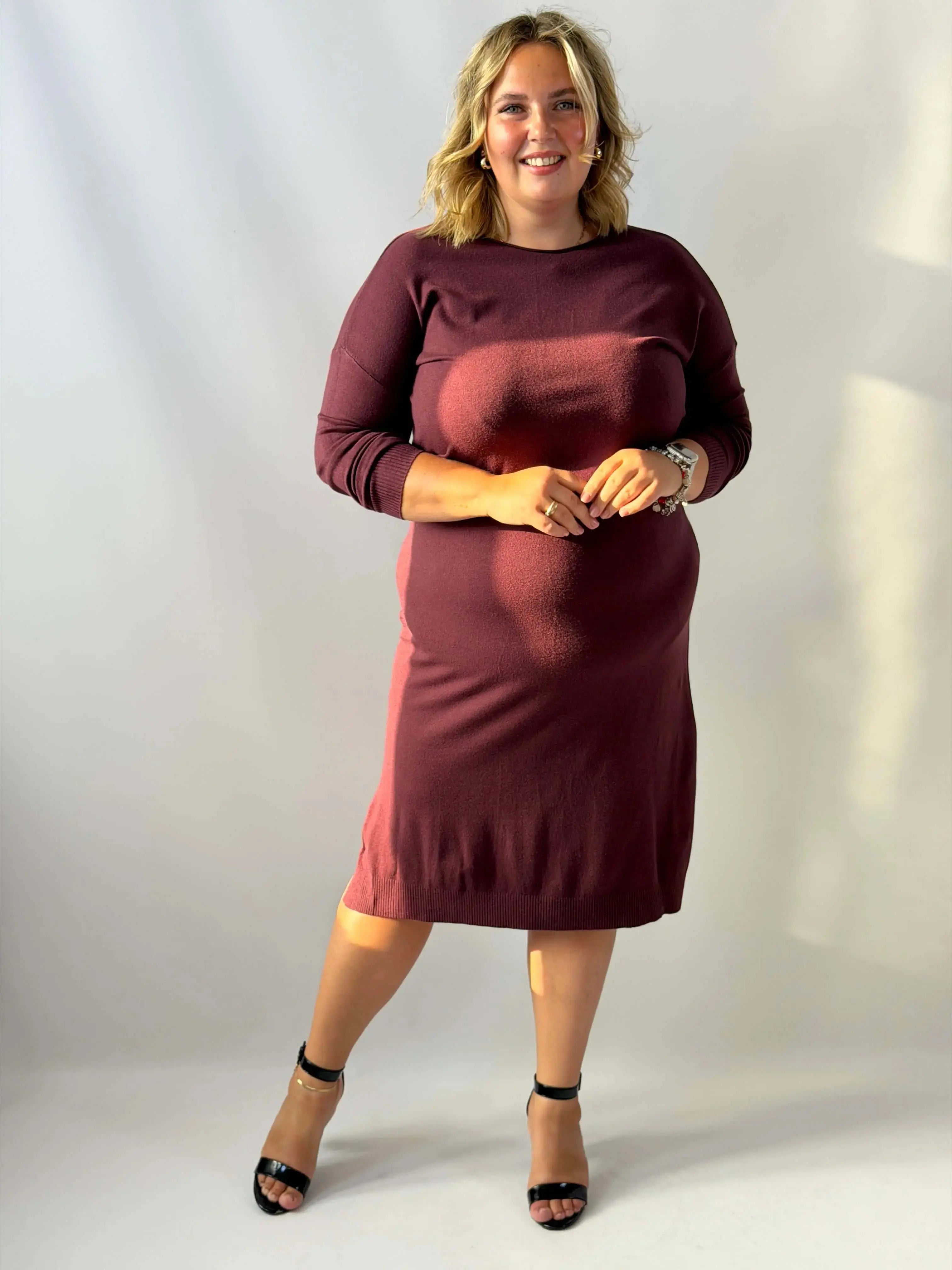 Sukienka dzianinowa Plus Size midi z modnym rozcięciem Stylowa XL