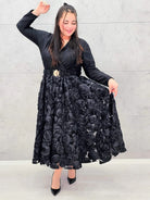 Sukienka elegancka czarna z kopertową górą i kwiatowym dołem – wyjątkowa moda plus size Stylowa XL