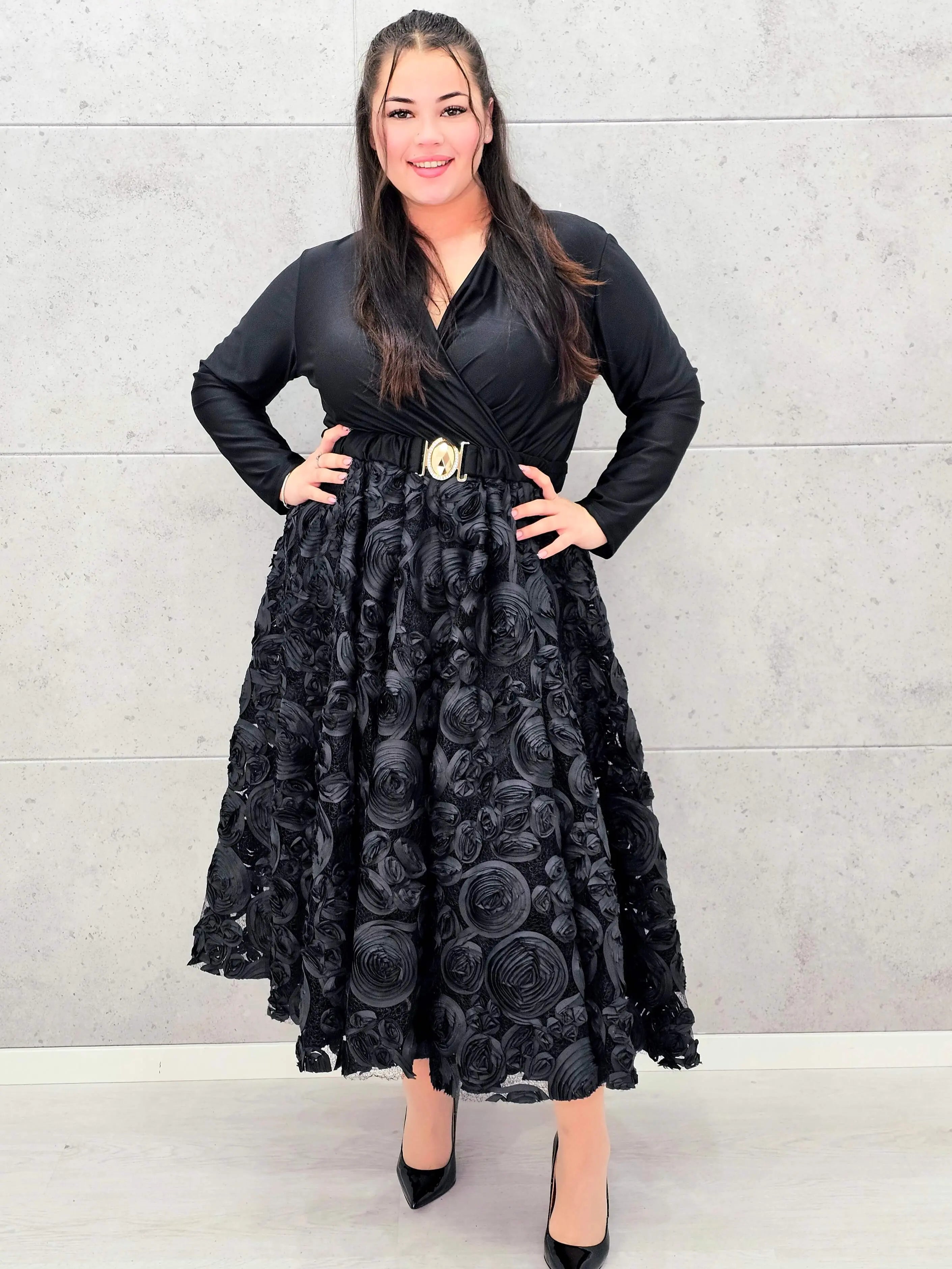 Sukienka elegancka czarna z kopertową górą i kwiatowym dołem – wyjątkowa moda plus size Stylowa XL