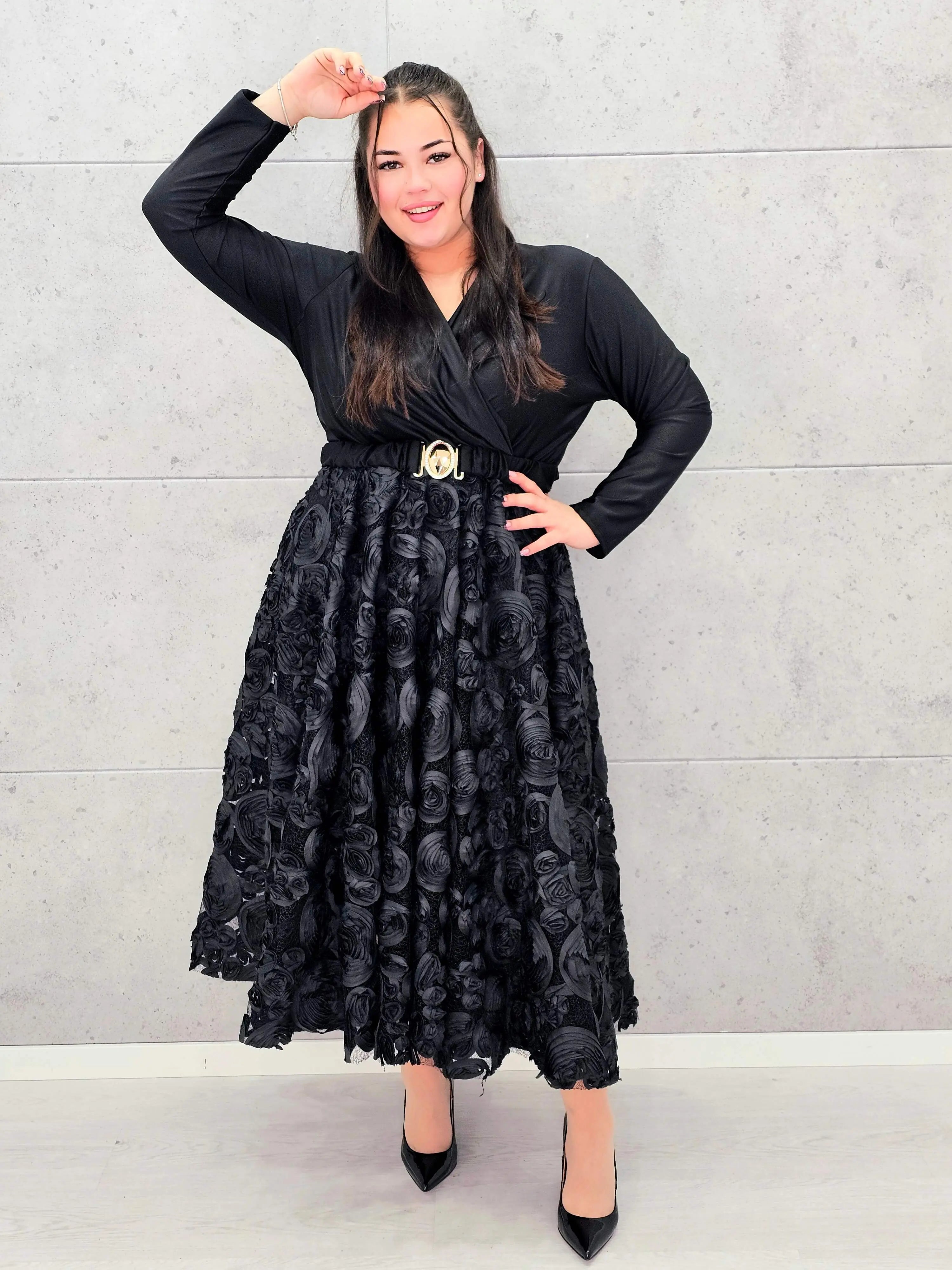 Sukienka elegancka czarna z kopertową górą i kwiatowym dołem – wyjątkowa moda plus size Stylowa XL