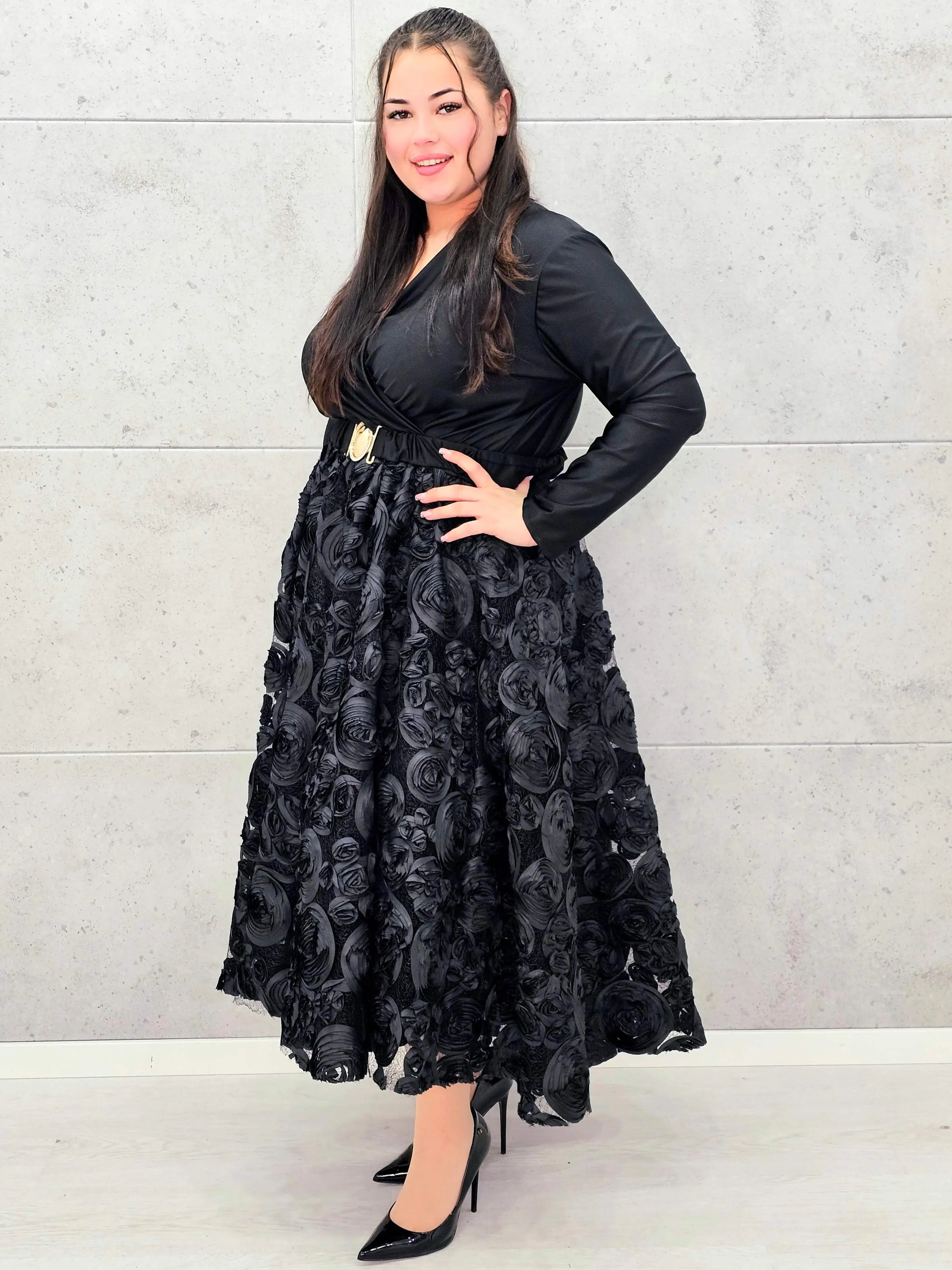 Sukienka elegancka czarna z kopertową górą i kwiatowym dołem – wyjątkowa moda plus size Stylowa XL