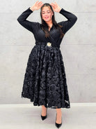 Sukienka elegancka czarna z kopertową górą i kwiatowym dołem – wyjątkowa moda plus size Stylowa XL